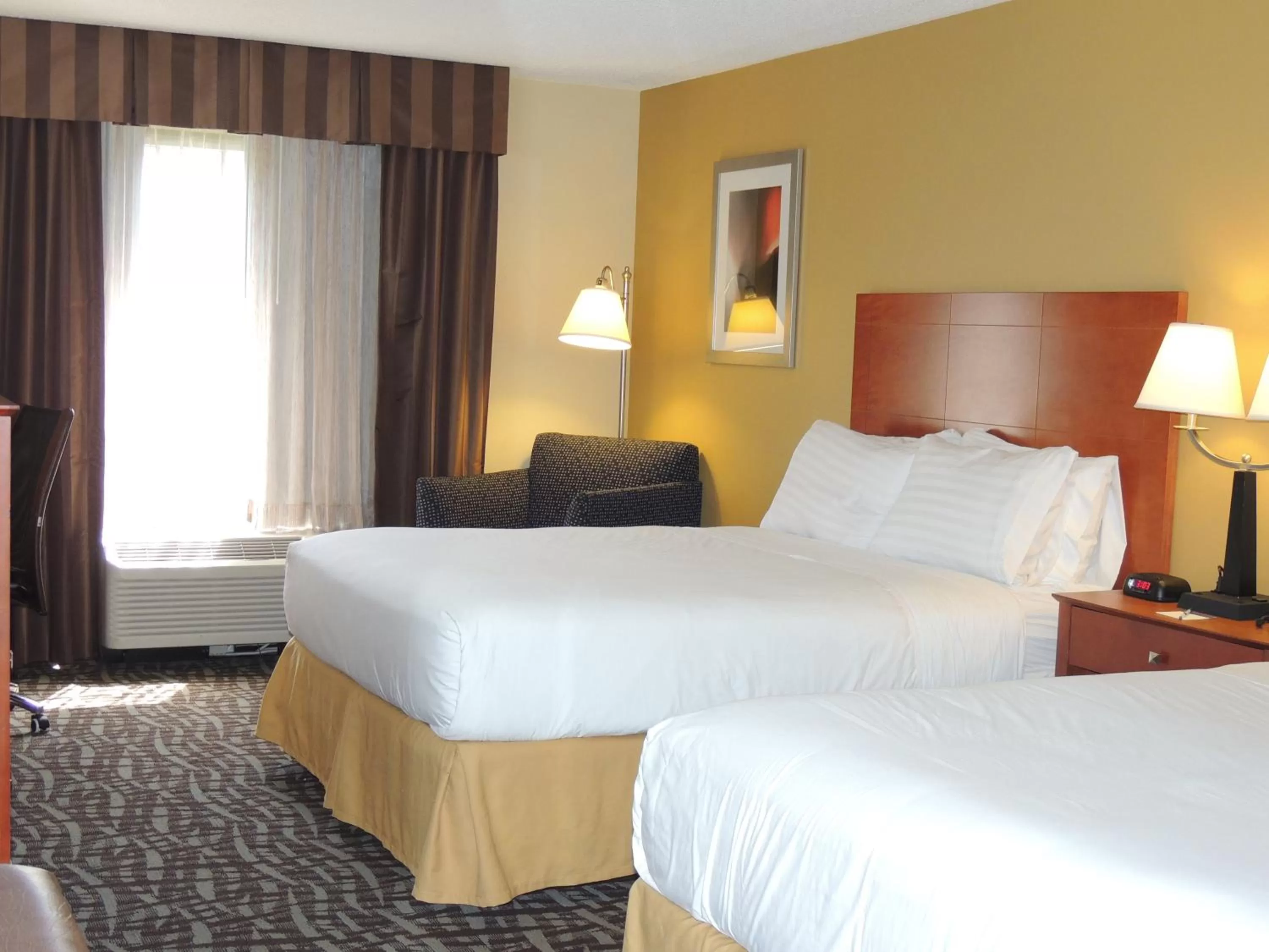 Photo of the whole room, Bed in Holiday Inn Express Trussville by IHG