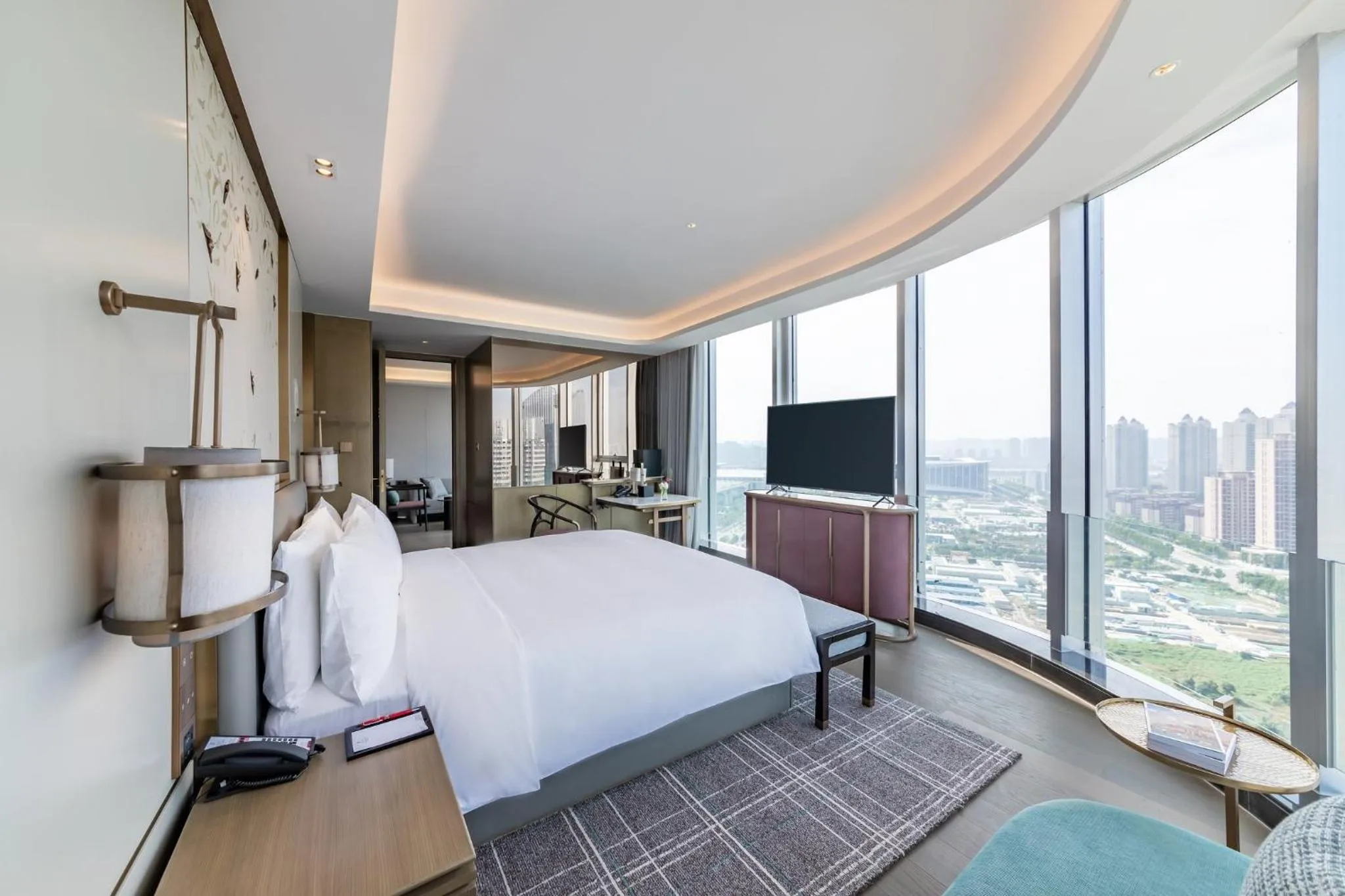 Photo of the whole room, Bed in HUALUXE Xi'an Chanba by IHG-西安浐灞华邑酒店-Near Xi'an International Convention Exhibition Center and Shopping mall and The Romantic show of Xi'an-Free Luggage Storage-English Service