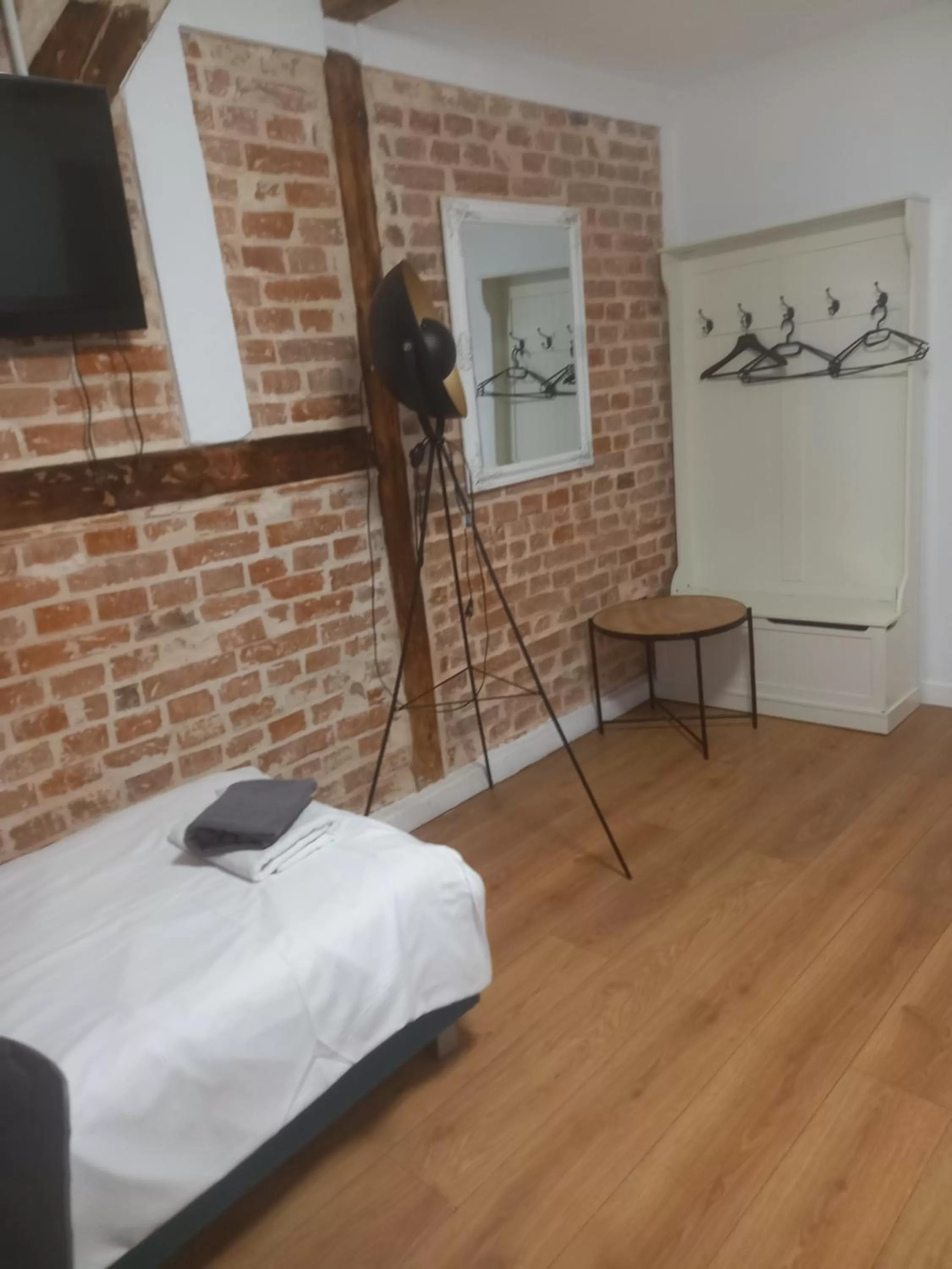 Photo of the whole room, Bed in Leon's Rooms