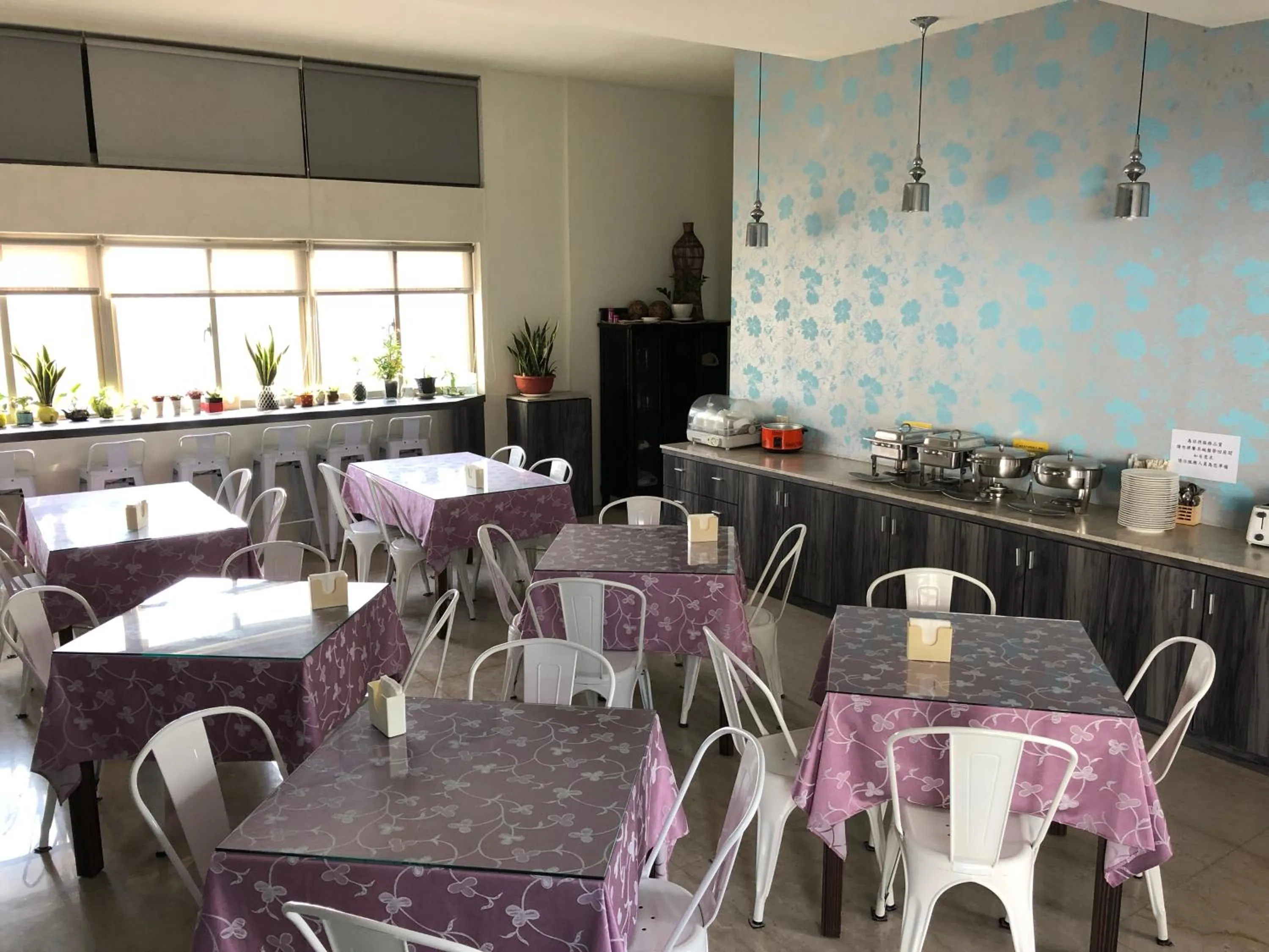 Restaurant/places to eat in Refinement Motel