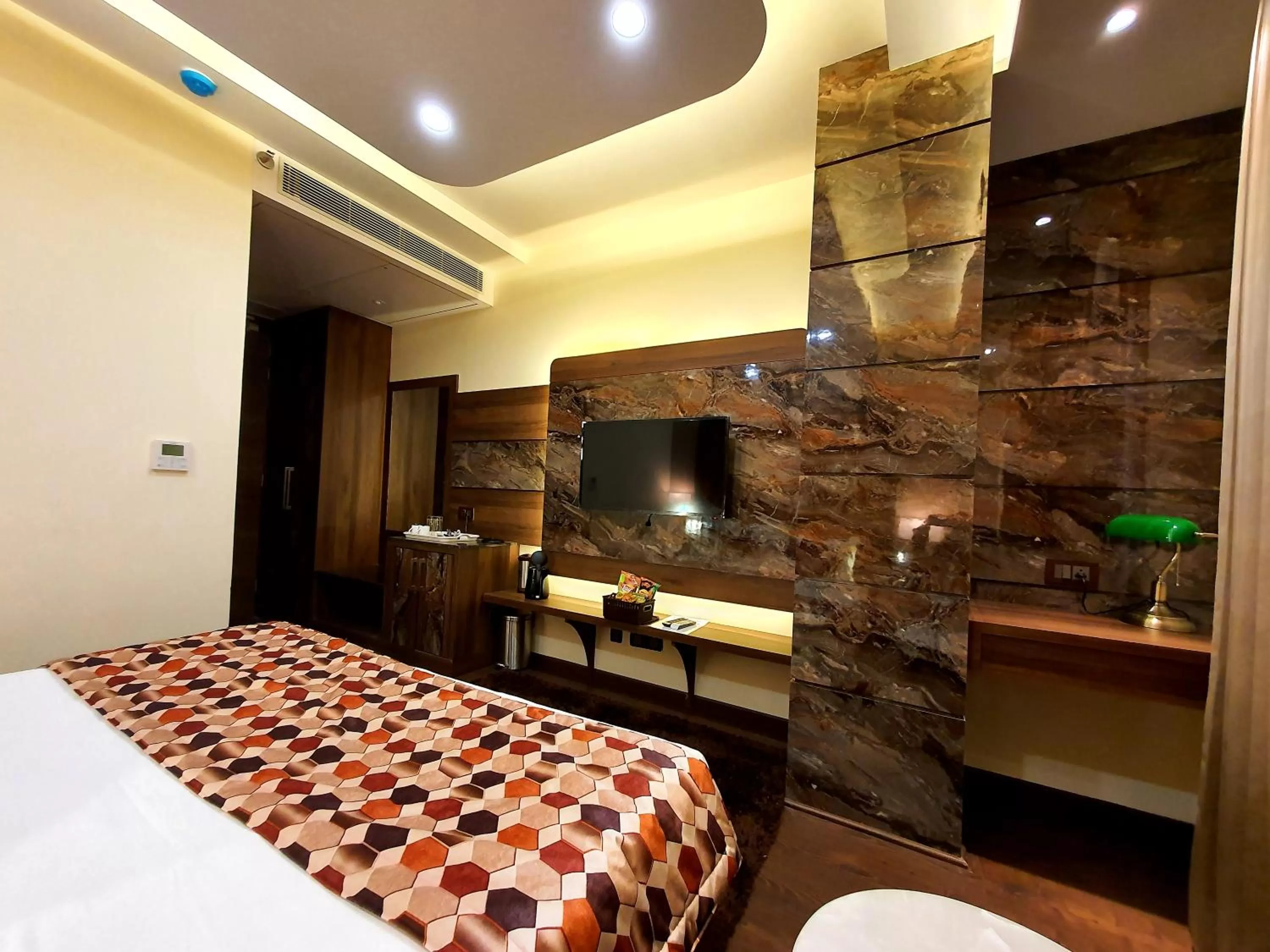 Bed in Hotel Makhan Residency