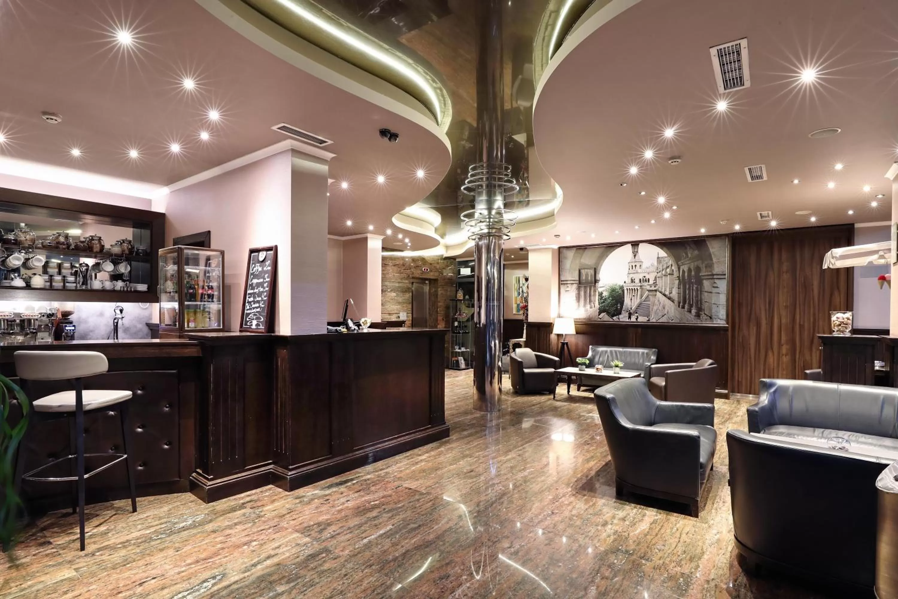 Lobby or reception in Budapest Hotel - Free Parking