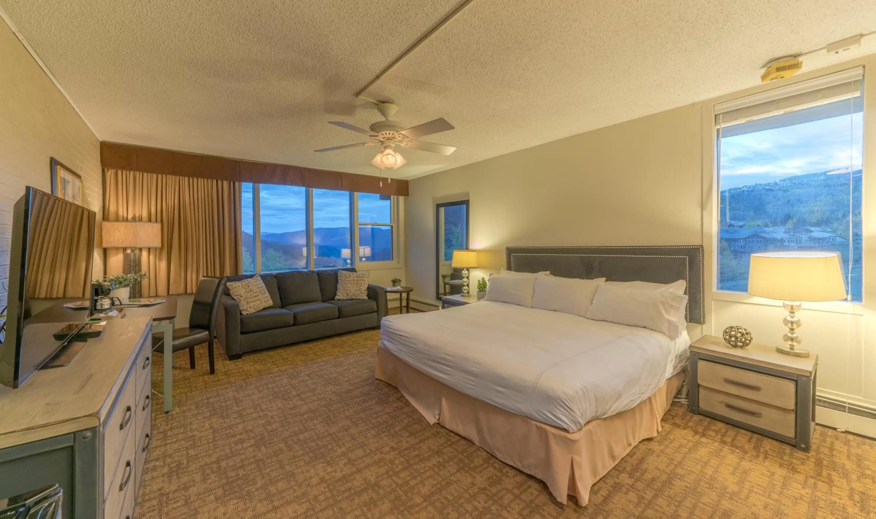 Photo of the whole room, Bed in Mountain Chalet Snowmass