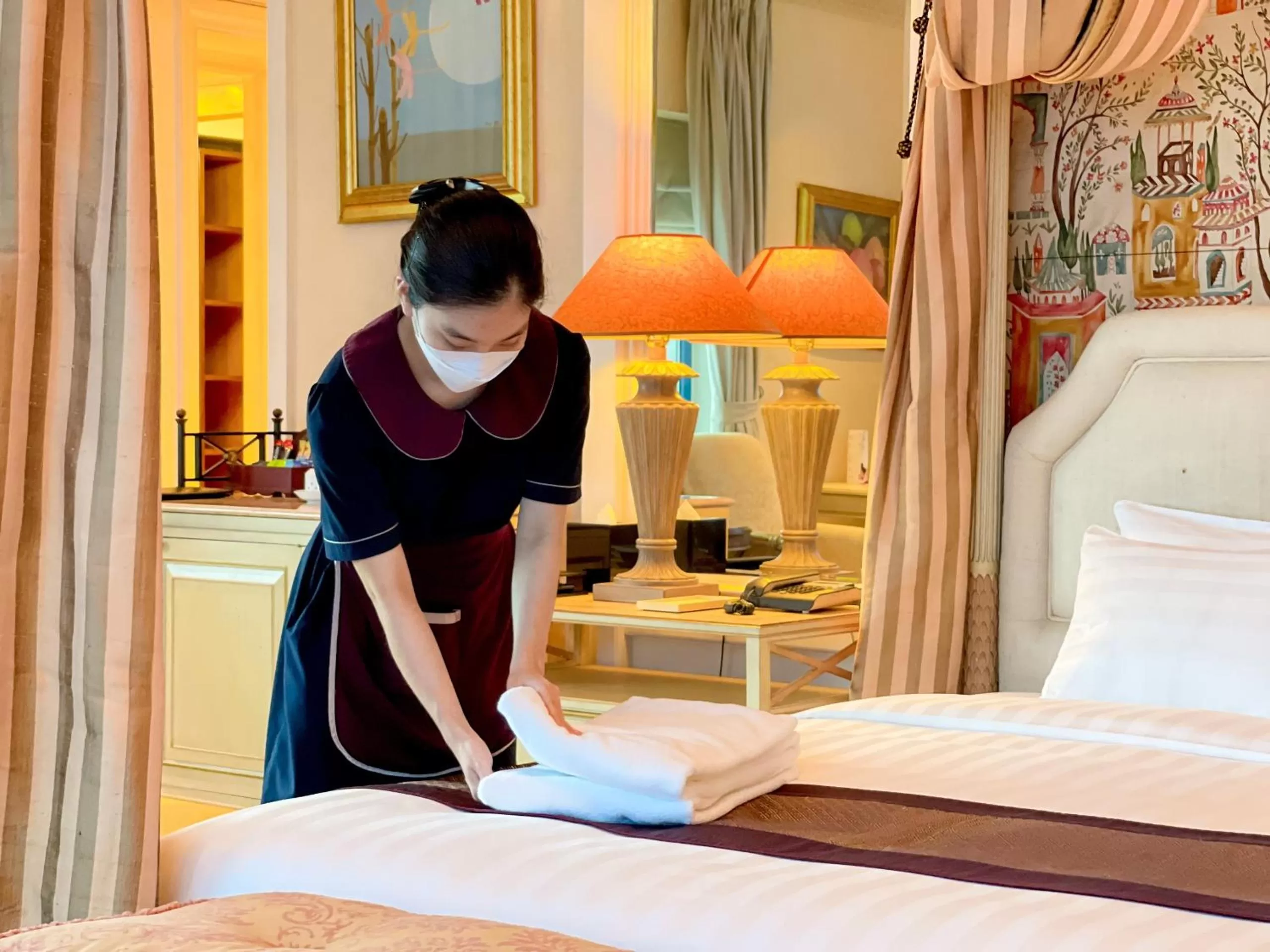 Bedroom, Bed in Hanoi Daewoo Hotel