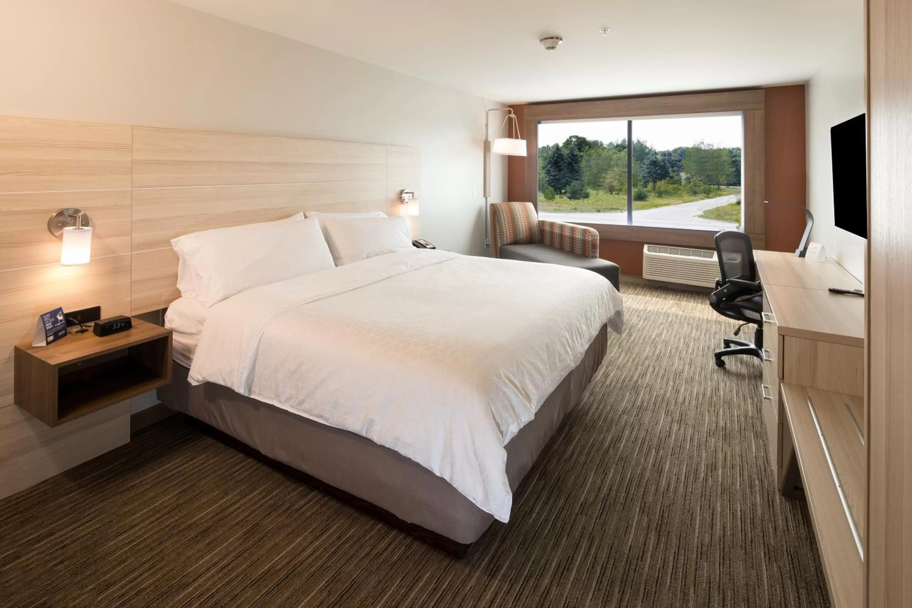 Bed in Holiday Inn Express & Suites - Auburn by IHG