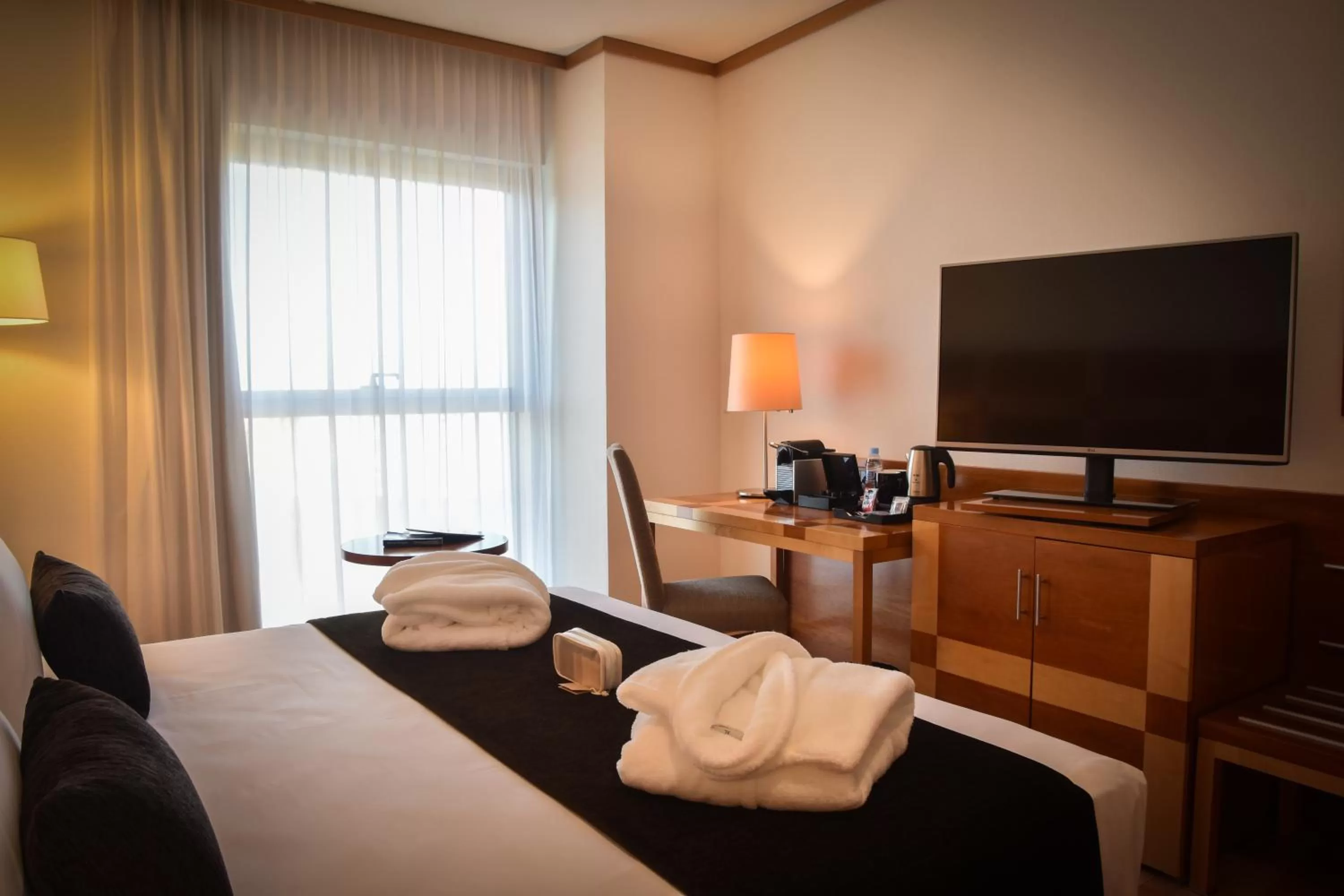 Photo of the whole room, Bed in Senator Parque Central