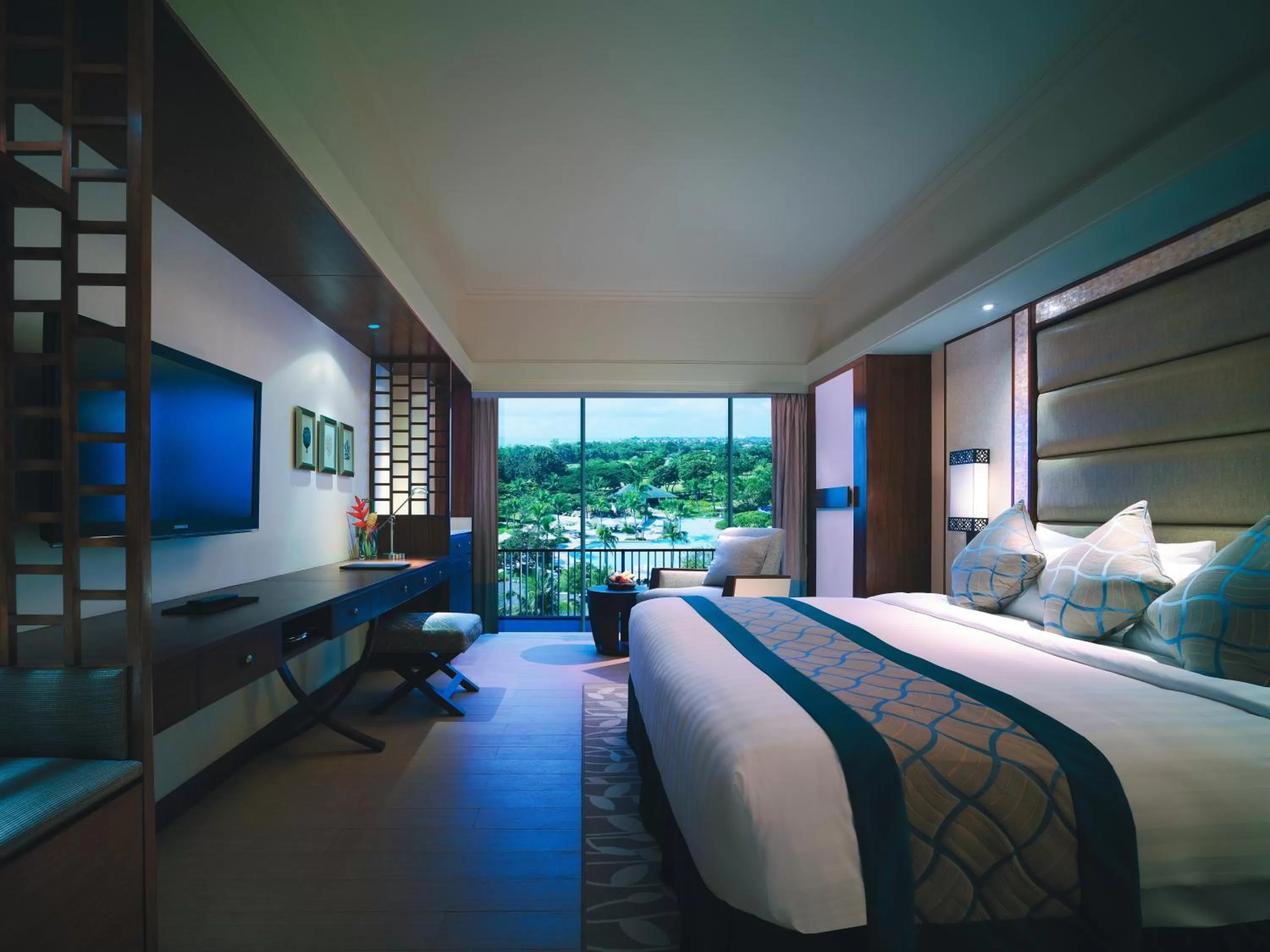Photo of the whole room, Bed in Shangri-La Mactan, Cebu