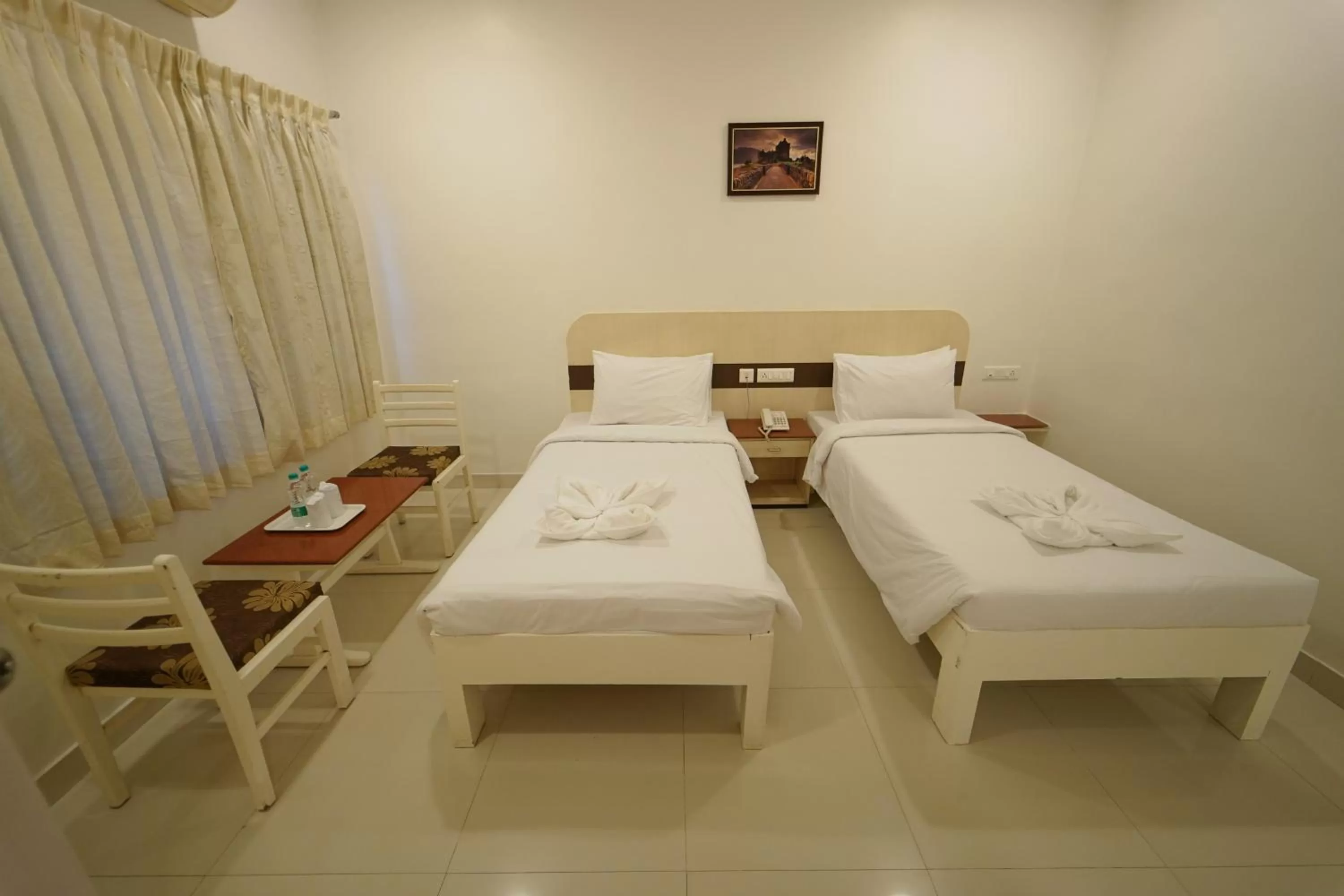 Bed in Hotel Palmyra Grand Inn