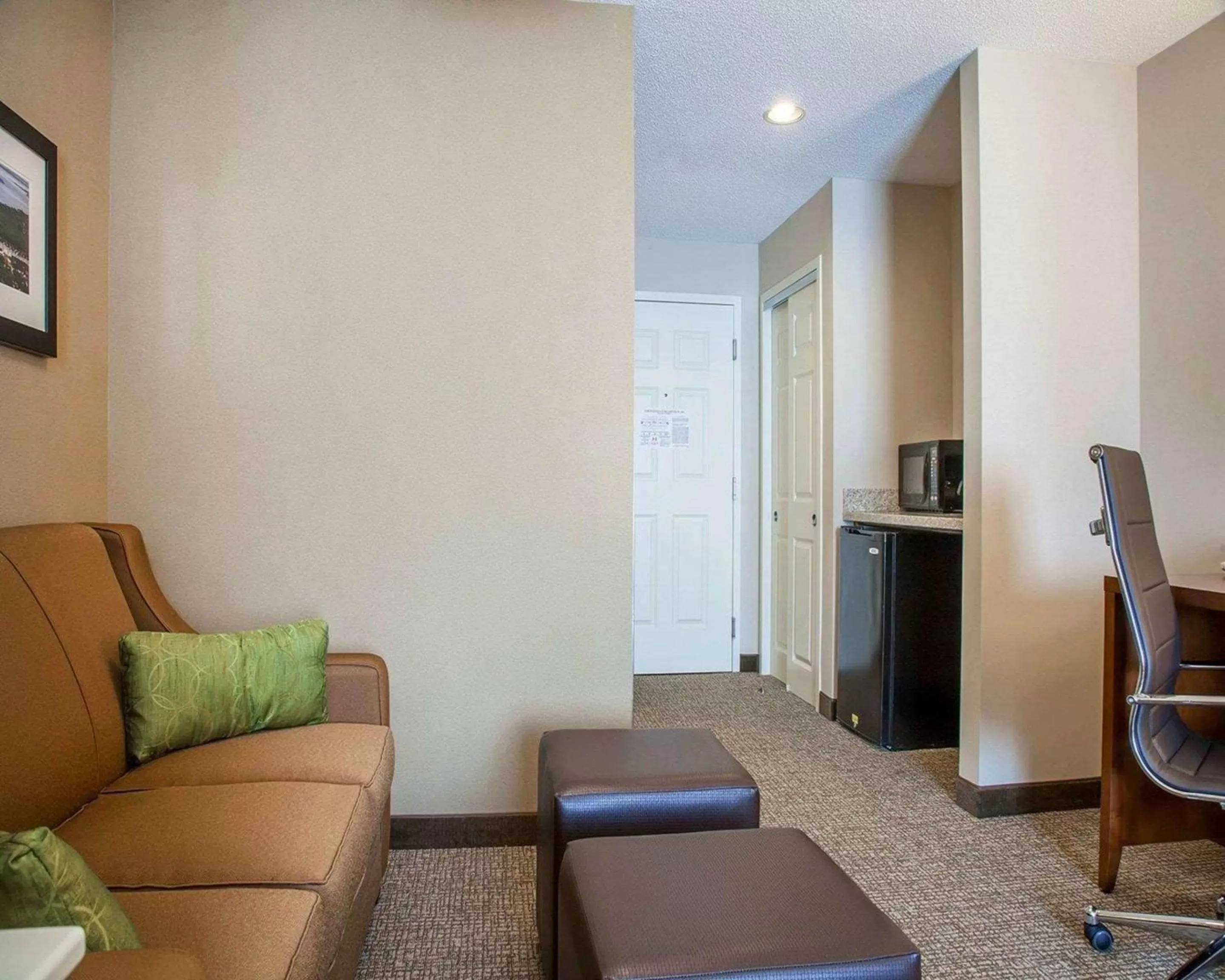 Bedroom in Comfort Suites West Warwick - Providence