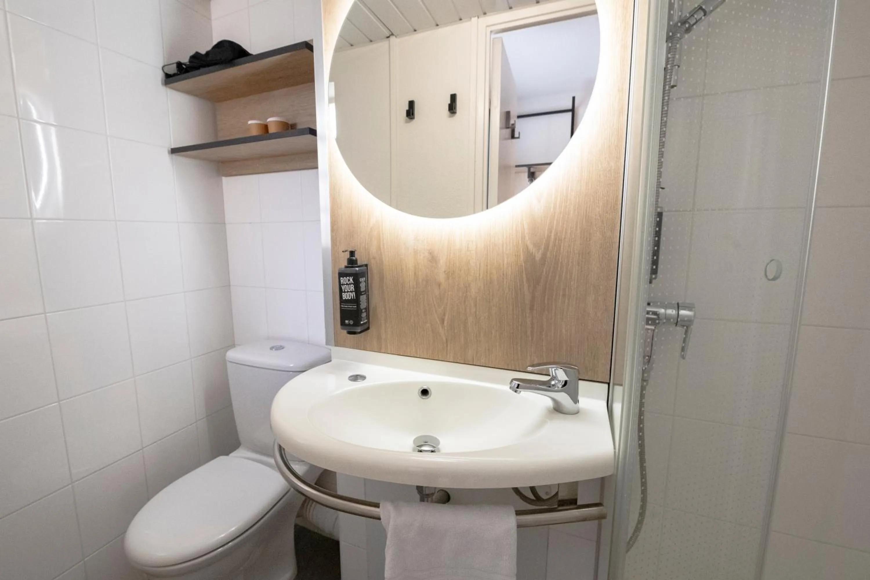 Shower in ibis Avignon Centre Pont De L'Europe