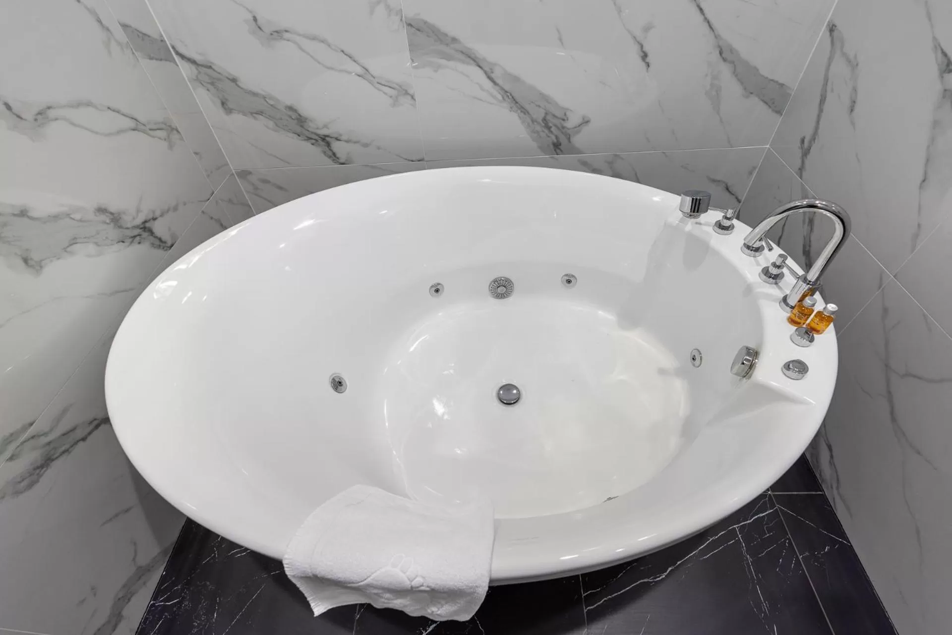 Hot Tub in Hotel Wodnik