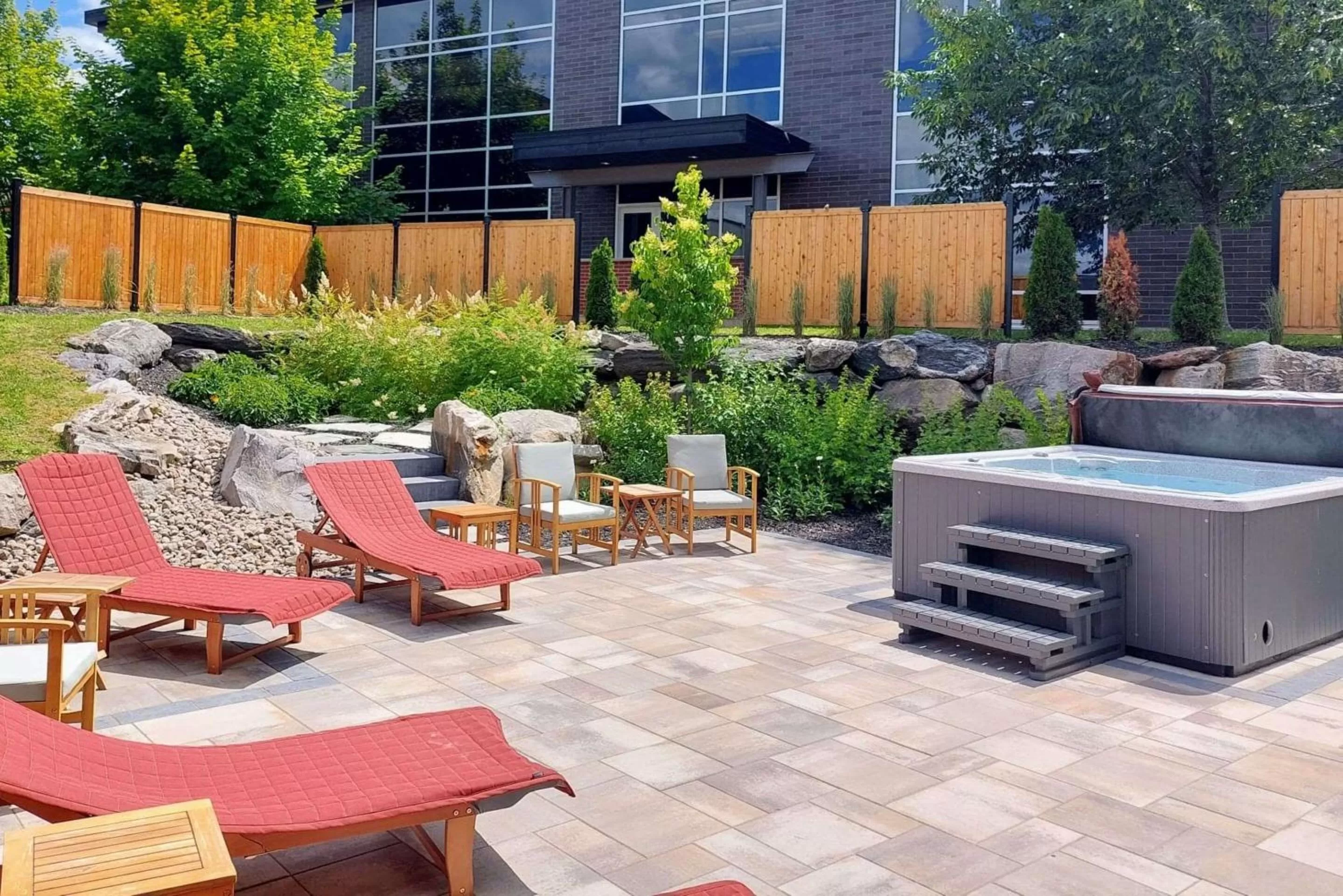 Swimming pool in Quality Inn & Suites Victoriaville