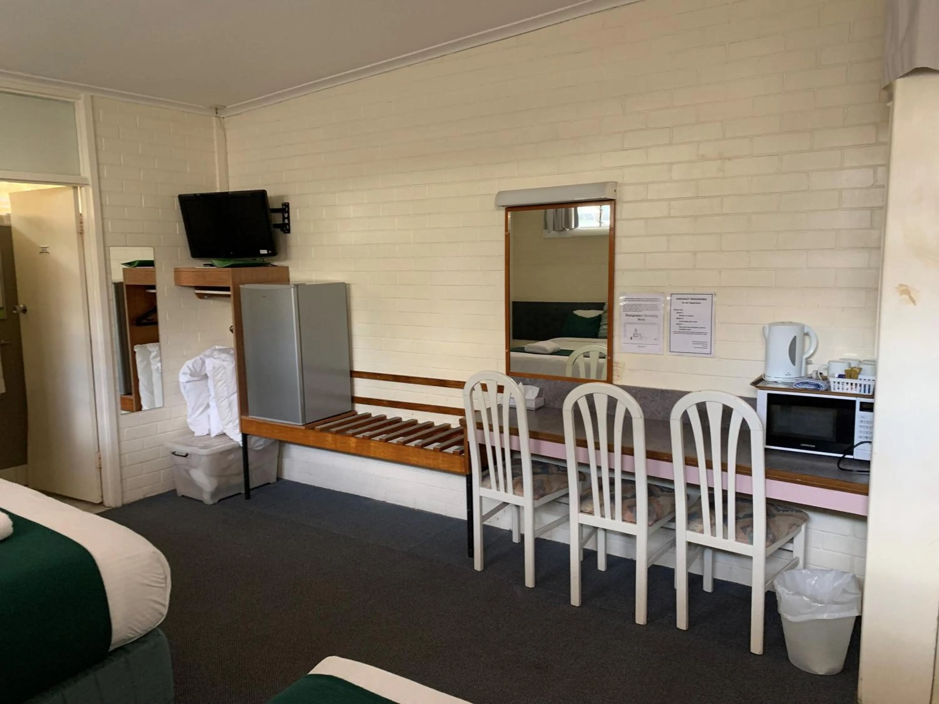 Seating area, Bed in Arkana Motel