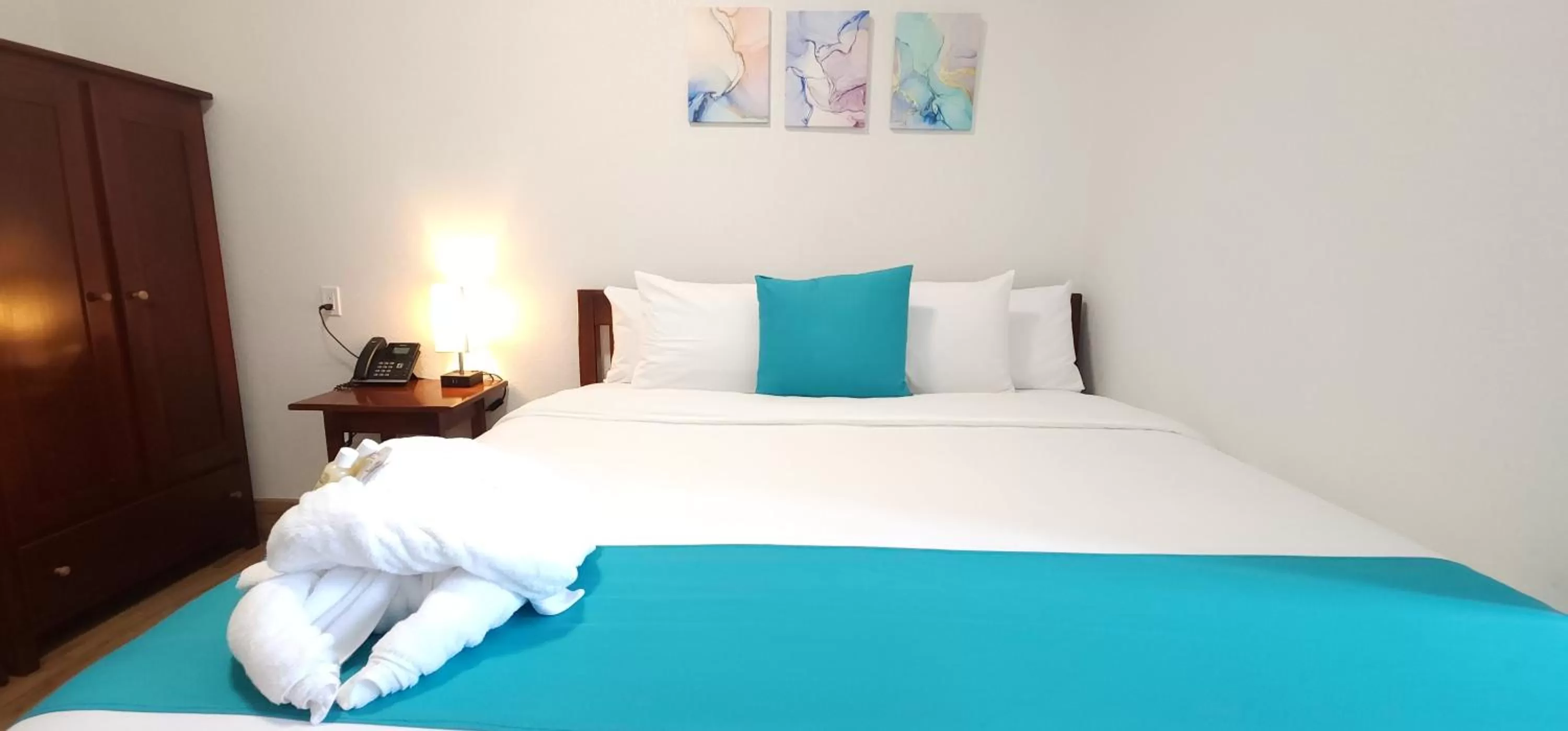 Bedroom, Bed in Voyager Sun & Reef Hotel