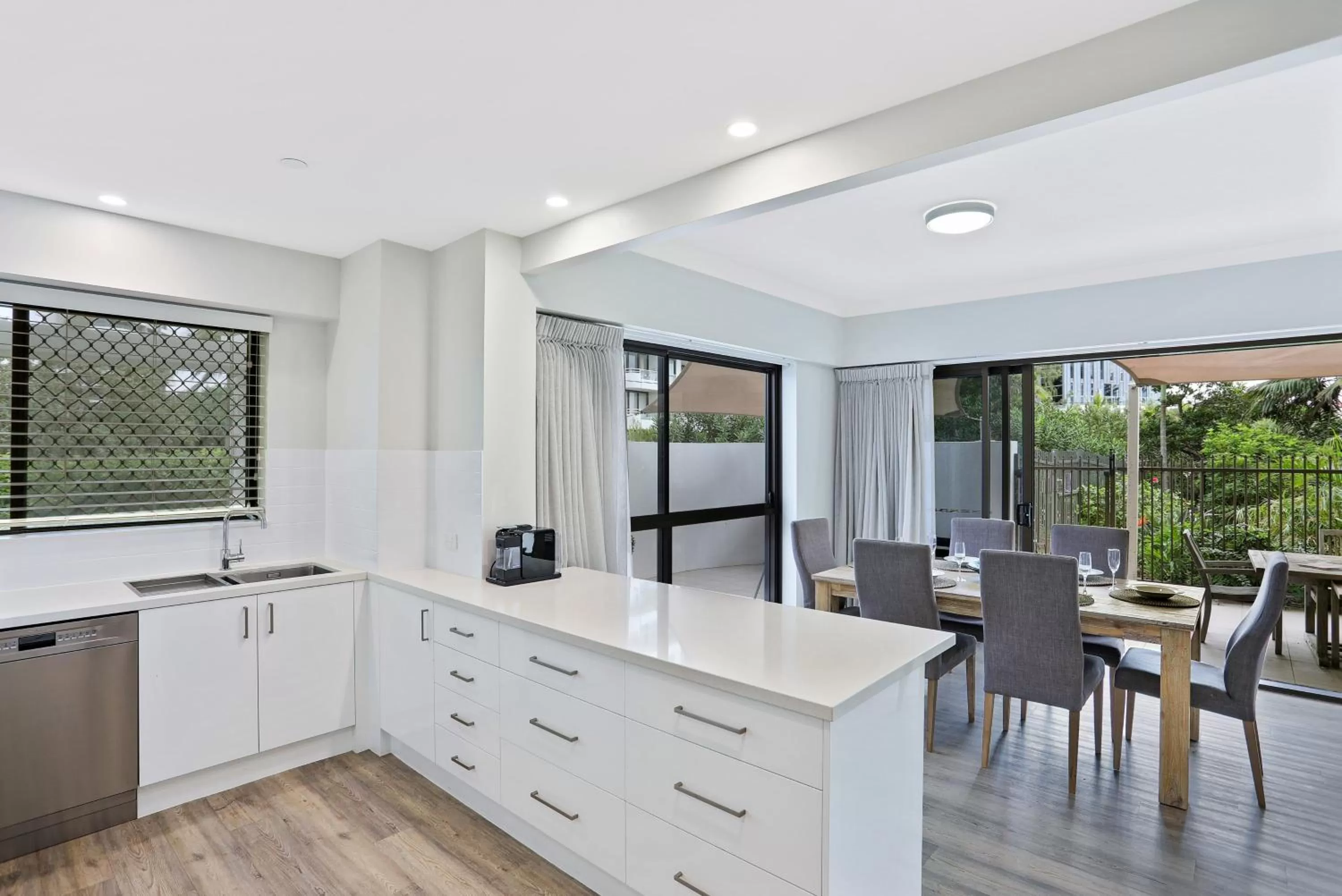 Kitchen or kitchenette in De Ville Apartments