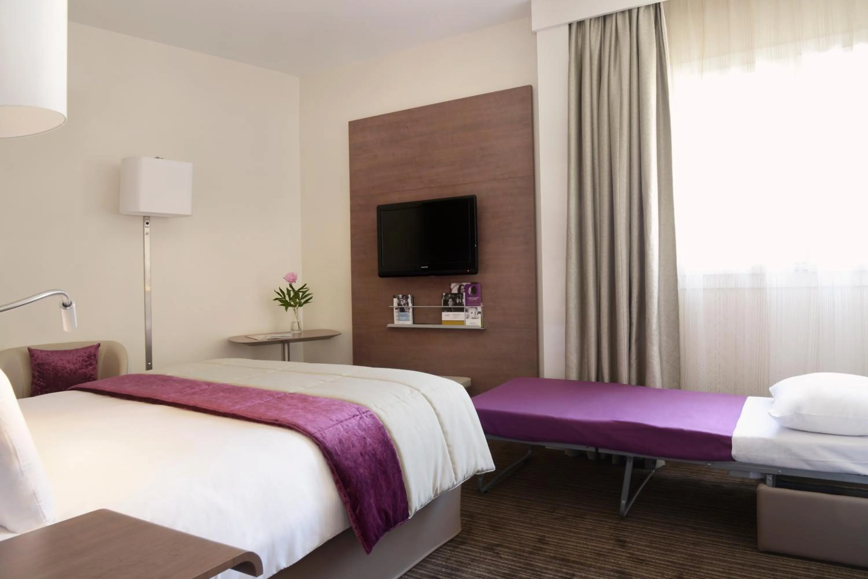 Photo of the whole room, Bed in Mercure Toulouse Centre Wilson Capitole