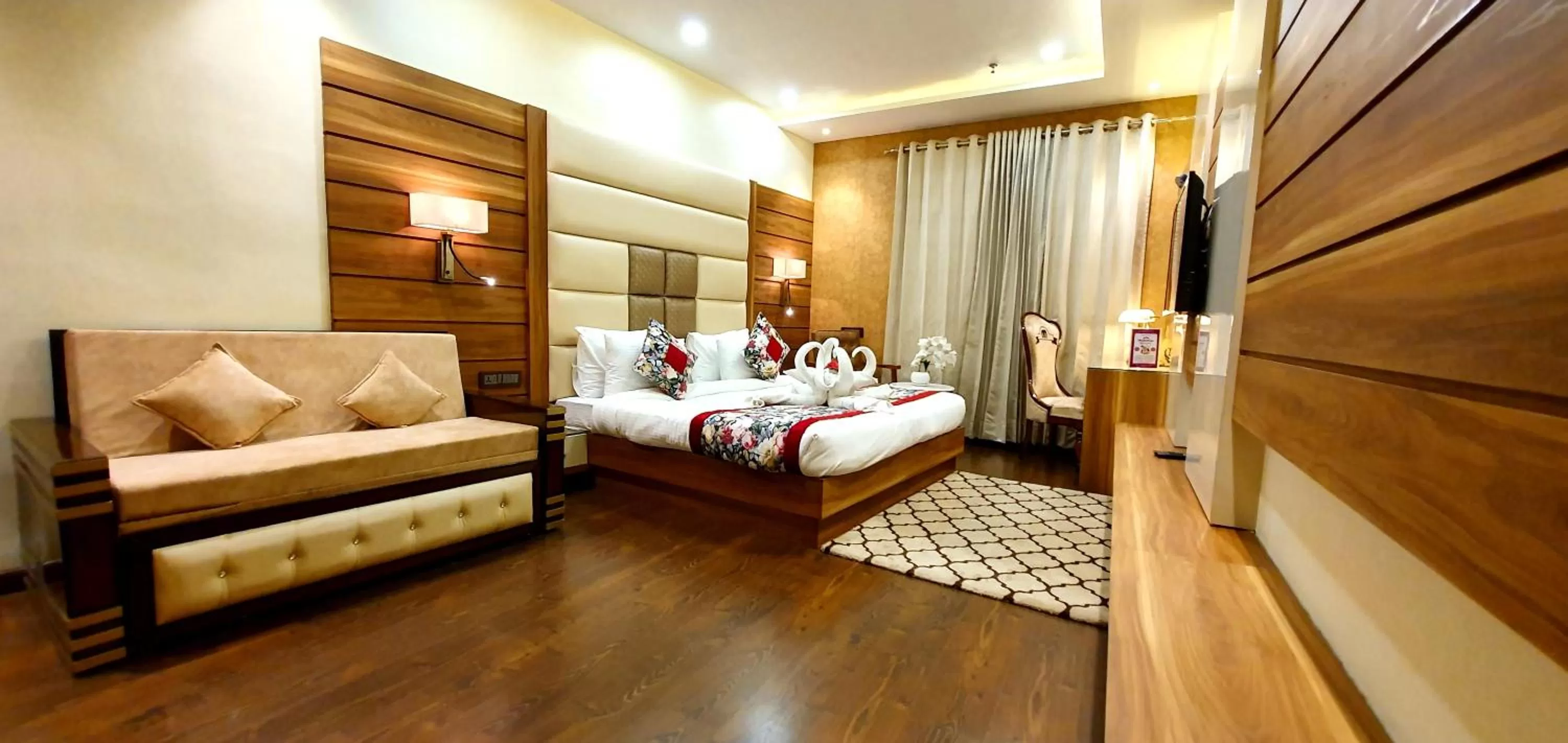 Bed in Hotel Makhan Residency