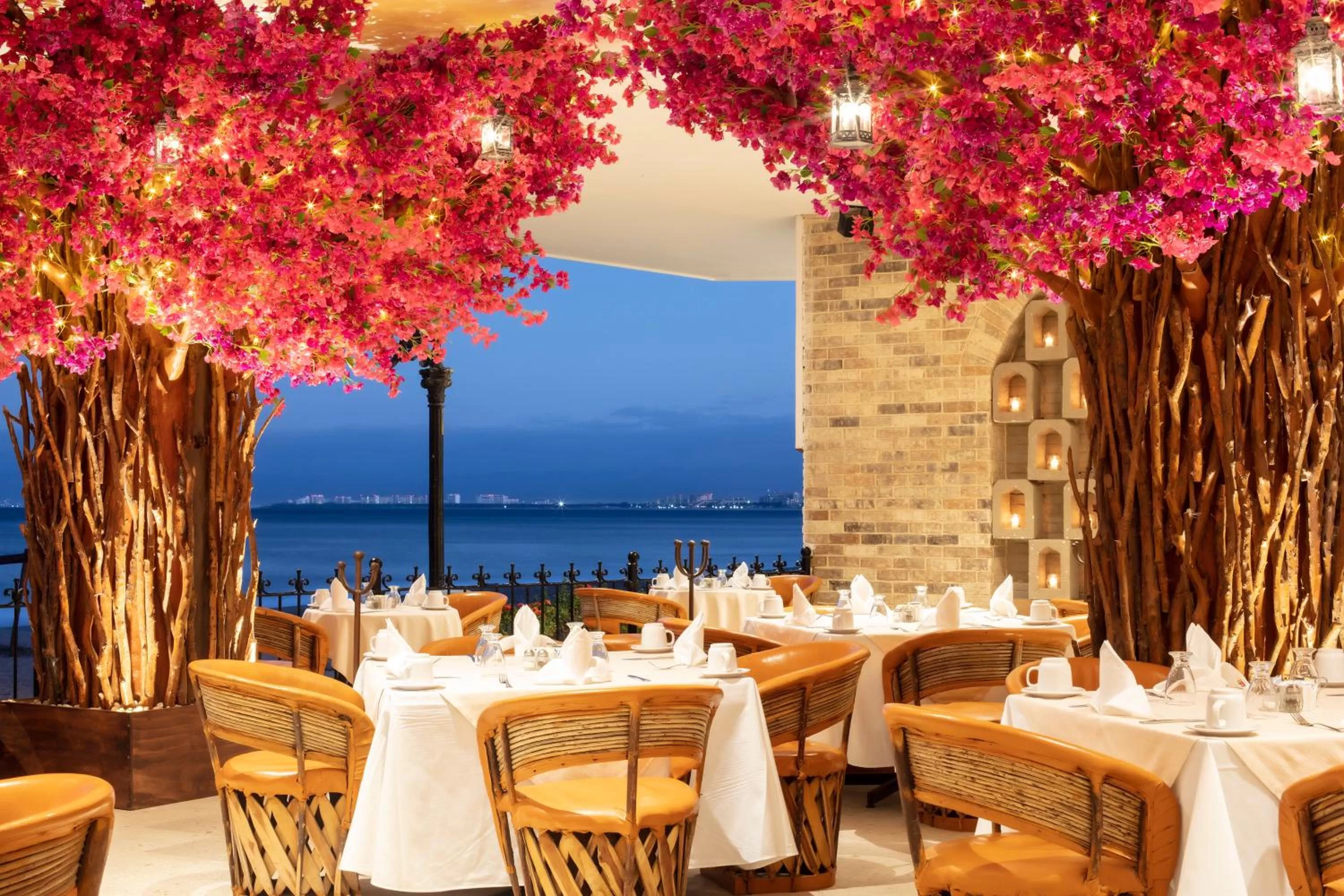 Restaurant/places to eat in Playa Los Arcos Hotel Beach Resort & Spa