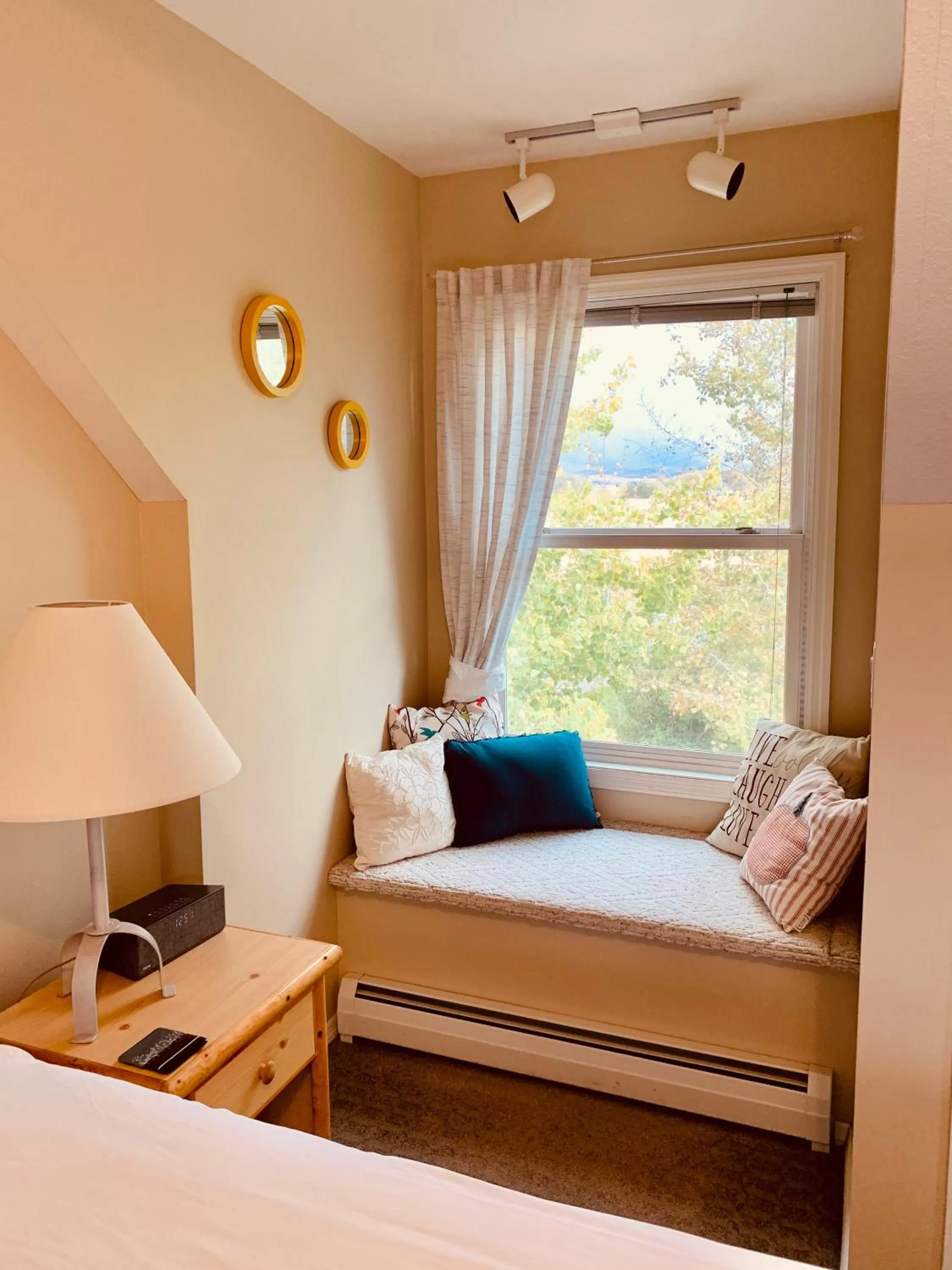 Seating area, Bed in Fox Hollow Inn