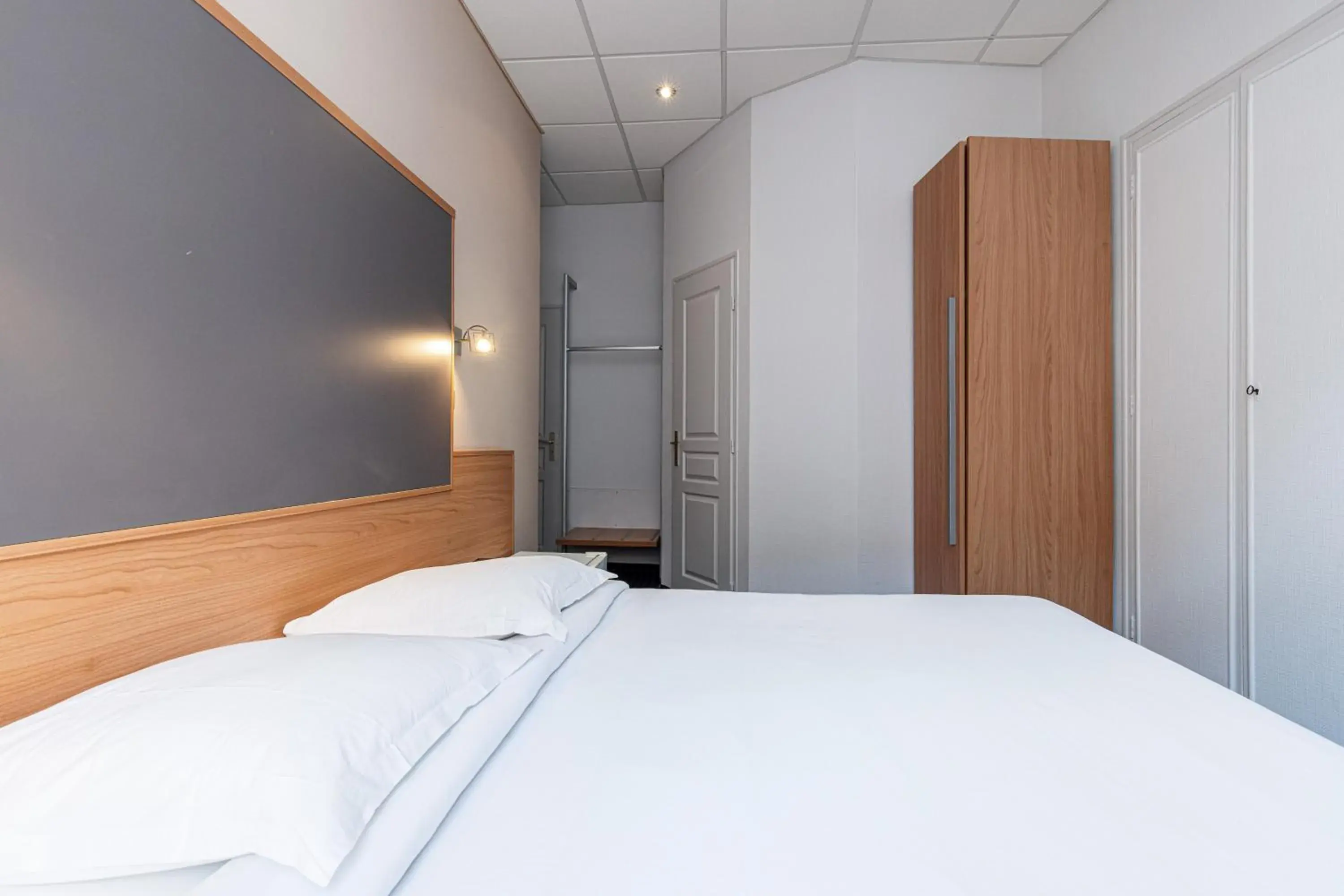 Superior Double Room in Modern Waikiki Hotel Superior Double Room in Modern Waikiki Hotel