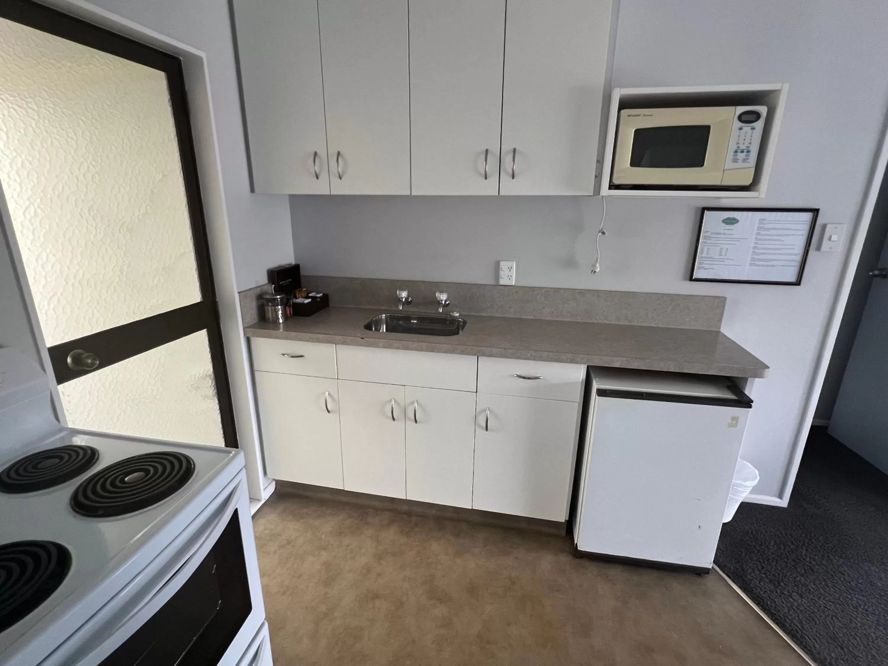 Kitchen or kitchenette in Avenue Motel Palmerston North