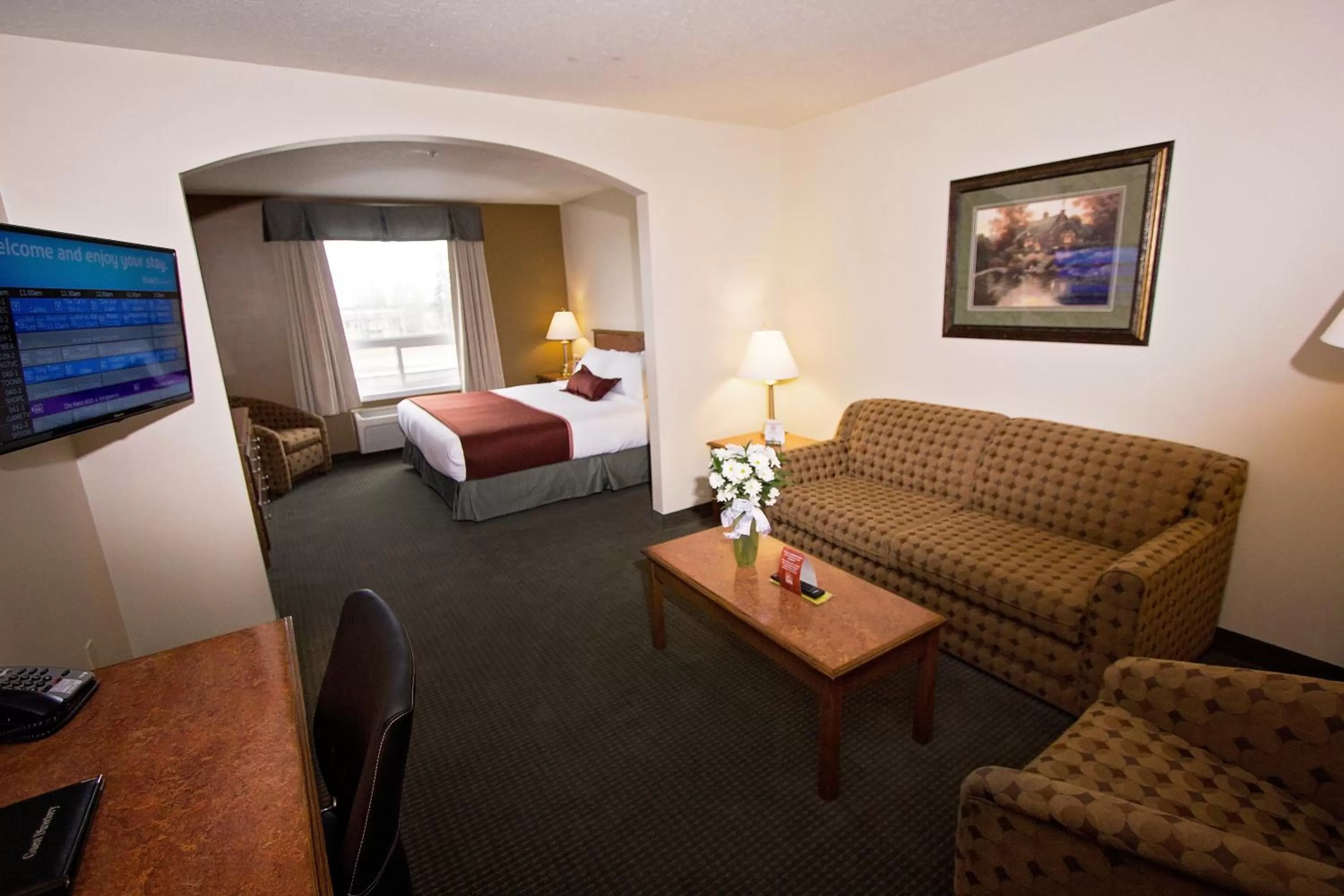 Photo of the whole room, Bed in Service Plus Inns & Suites Drayton Valley
