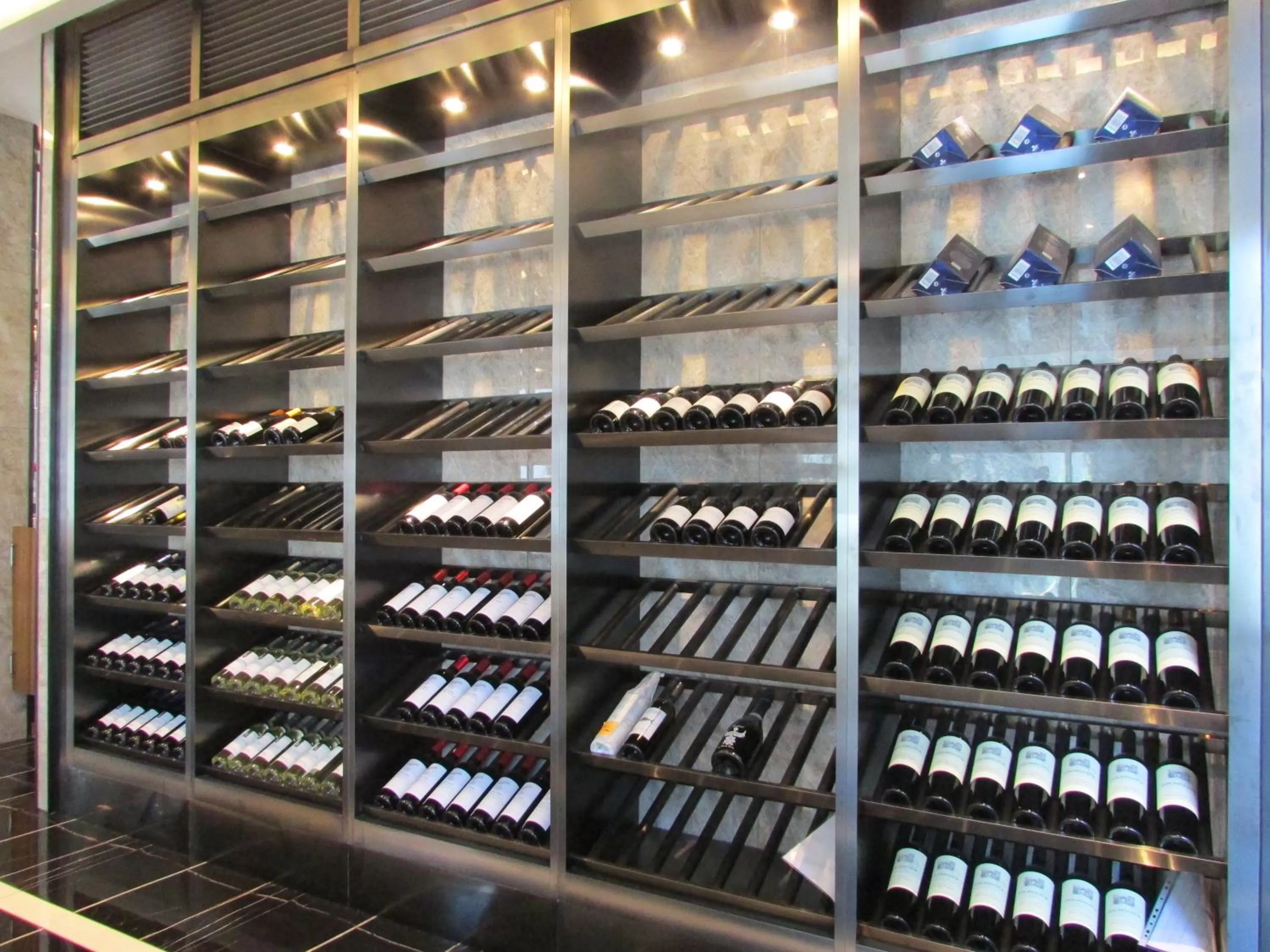 Restaurant/places to eat in Mercure Singapore Bugis