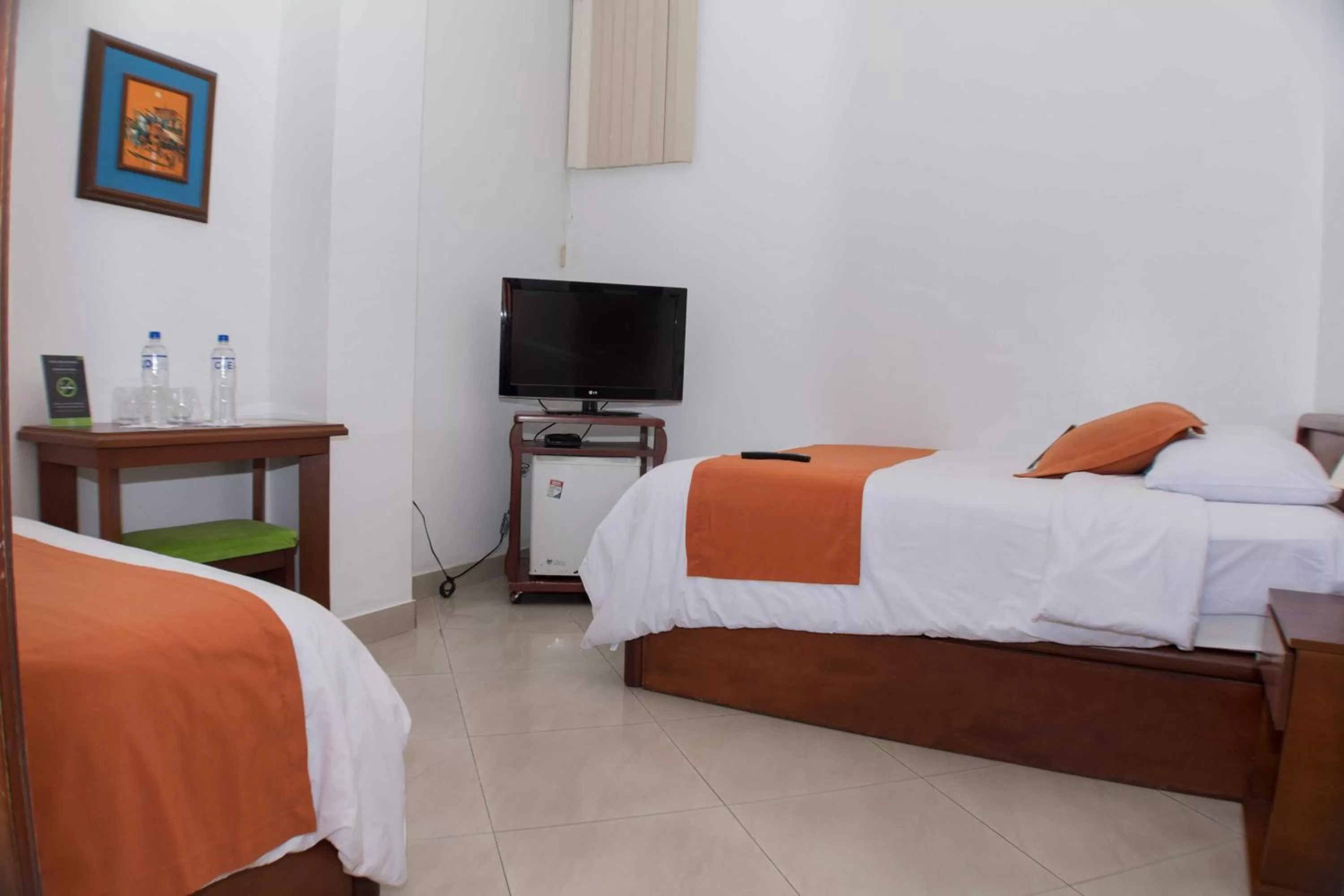 Bed in Hotel Castell - Cerca Del Aeropuerto