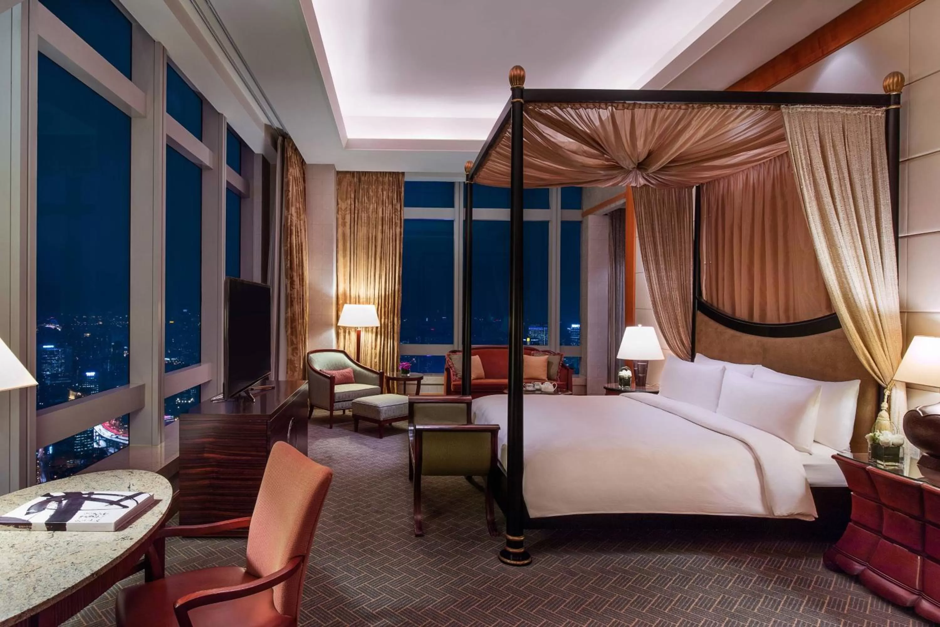 Photo of the whole room, Bed in JW Marriott Shanghai at Tomorrow Square