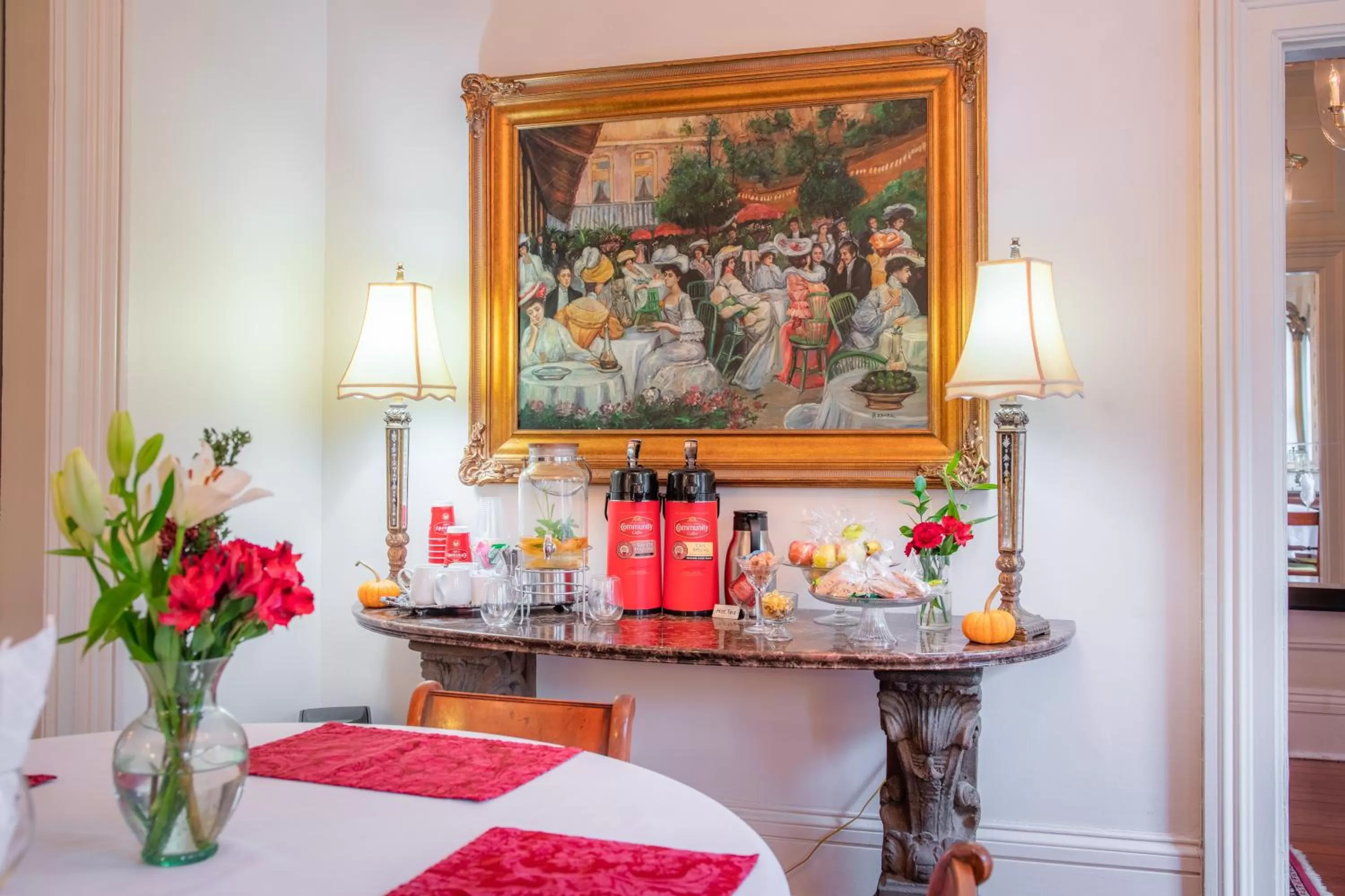 Communal lounge/ TV room, Bed in Justine Inn Savannah