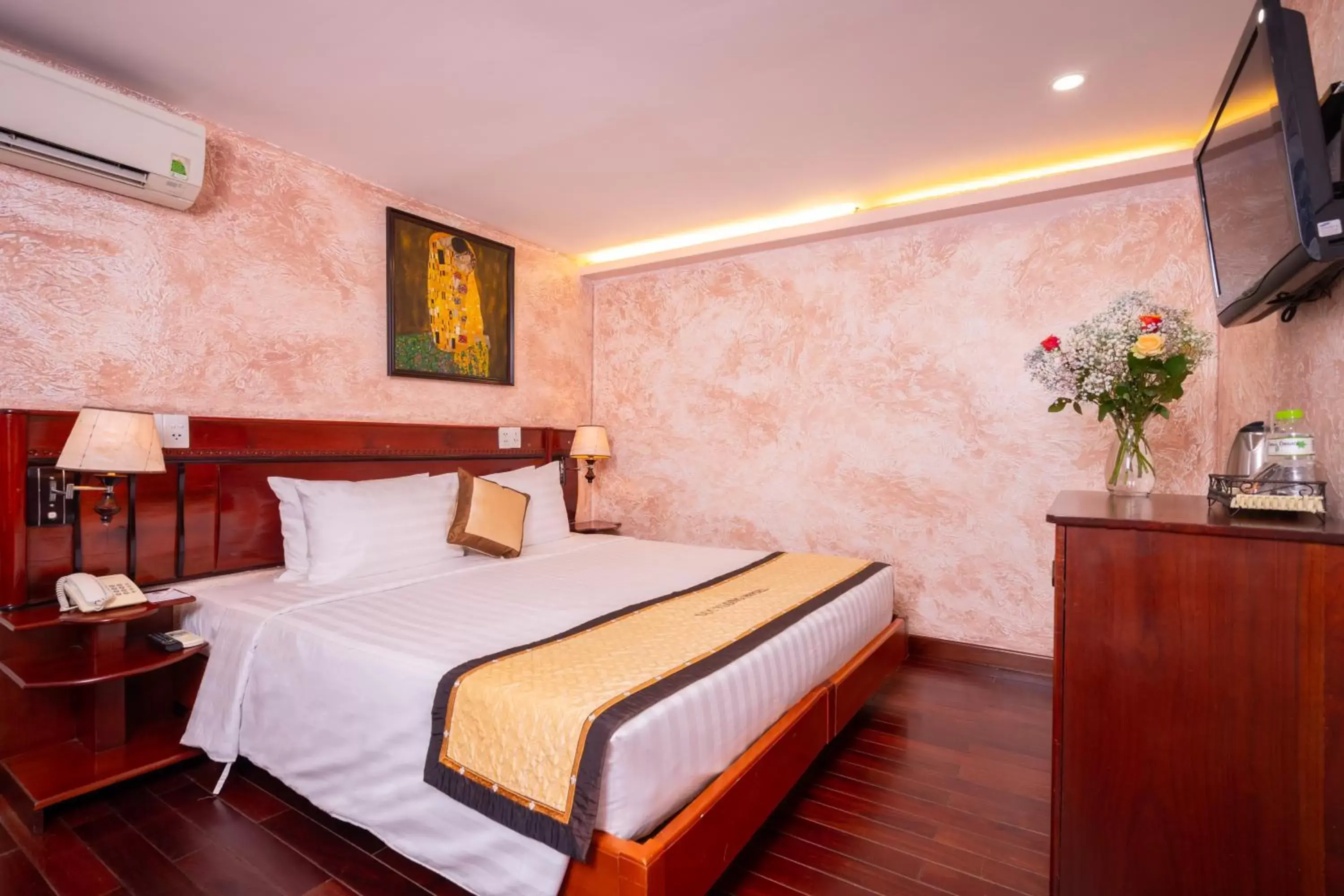 Family Deluxe Room - single occupancy in Duc Vuong Saigon Hotel - Bui Vien Family Deluxe Room - single occupancy in Duc Vuong Saigon Hotel - Bui Vien