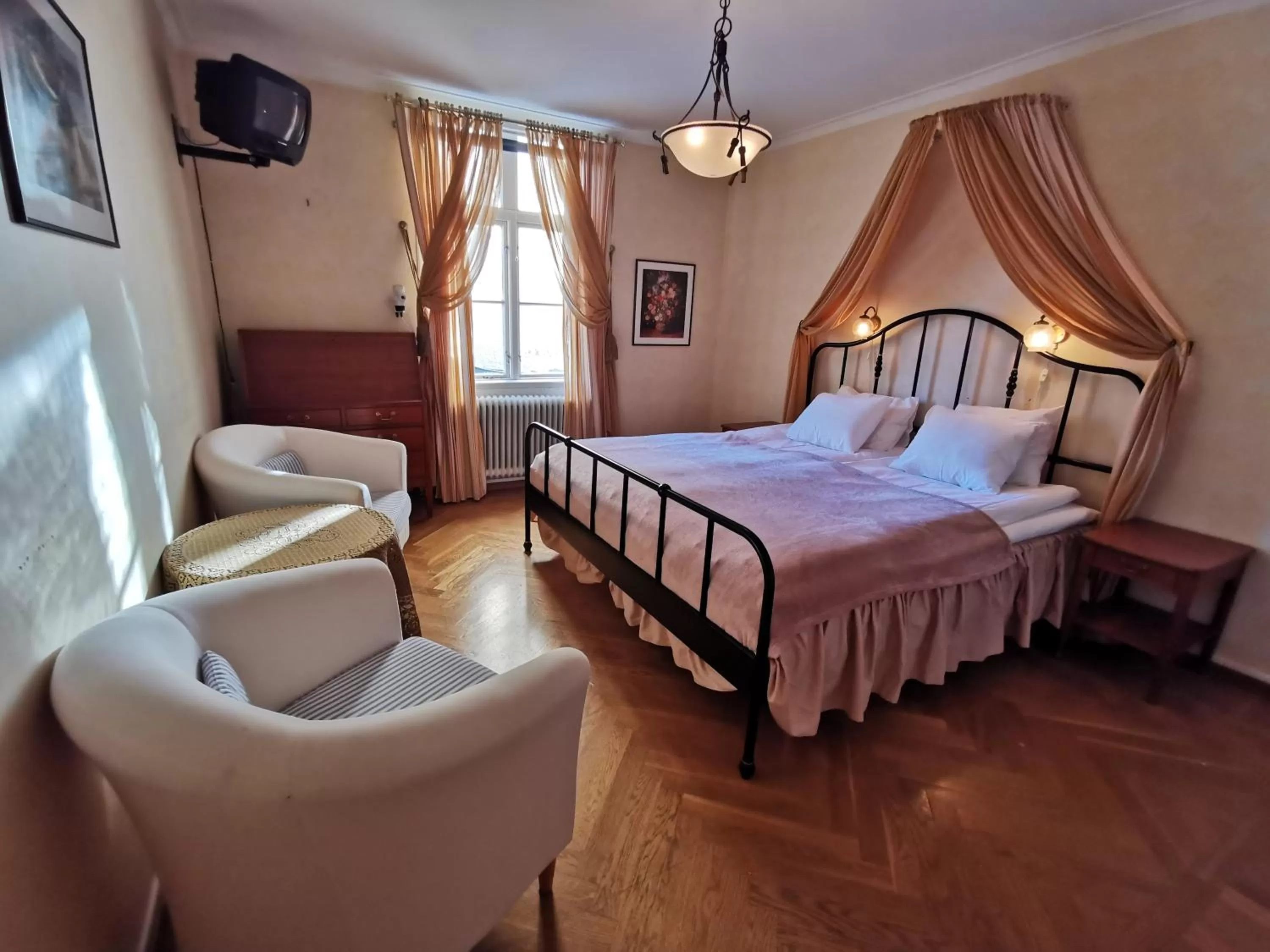 Bed in Ulfshyttans Herrgård, nära Romme Alpin