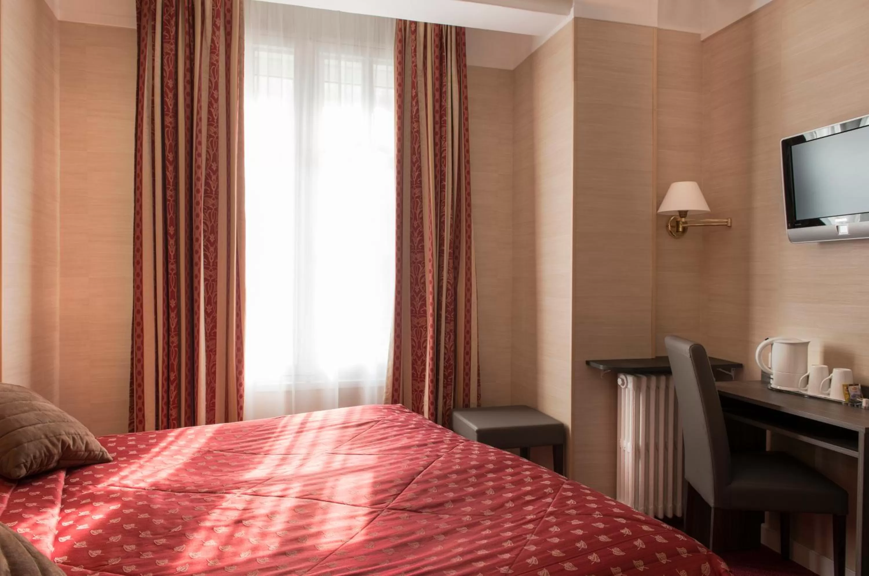 Bedroom, Bed in Abaca Messidor by Happyculture