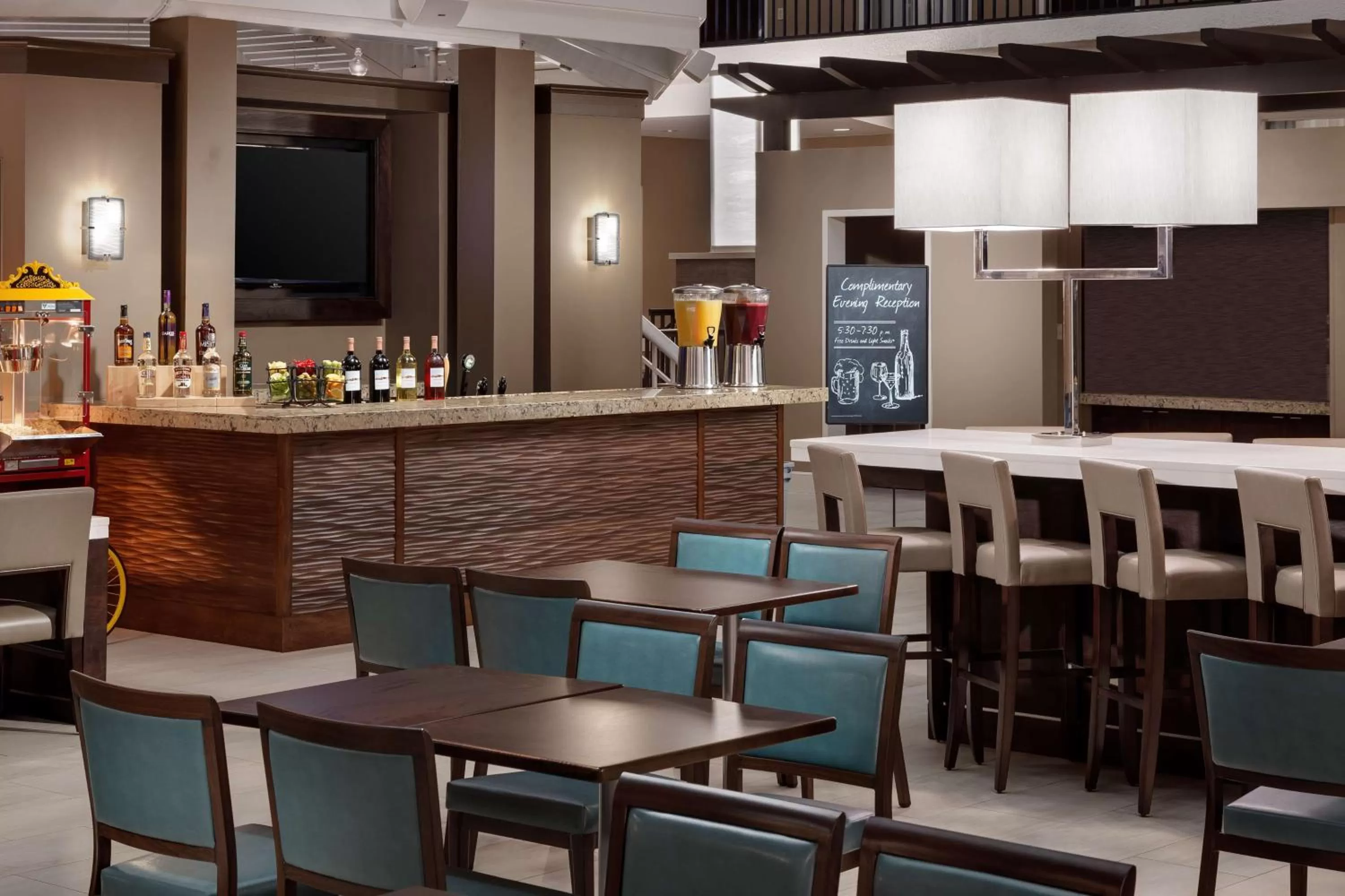 Lounge or bar in Embassy Suites by Hilton Orlando Lake Buena Vista Resort