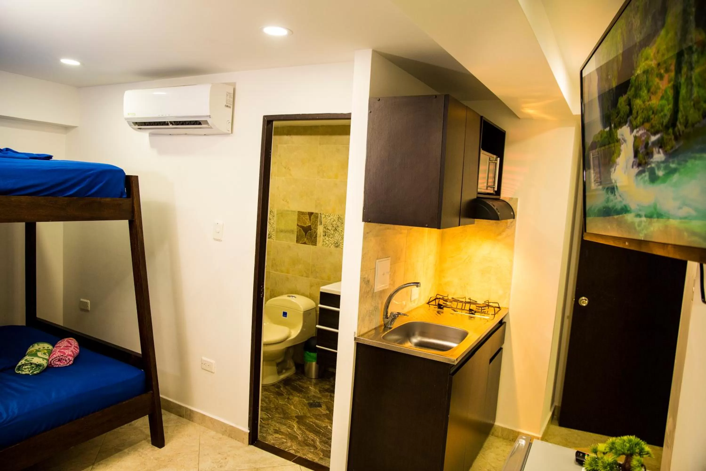 Bathroom, Bed in Hollywood Beach Suite