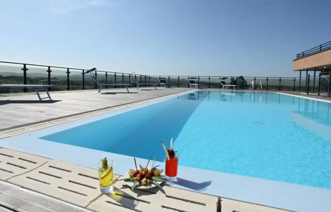 Swimming pool in Grand Hotel Forlì