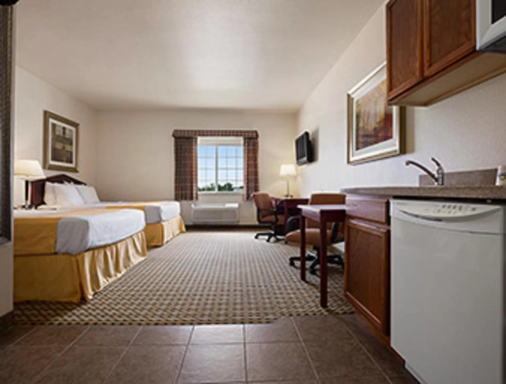 Photo of the whole room, Bed in Days Inn & Suites by Wyndham Columbus NE