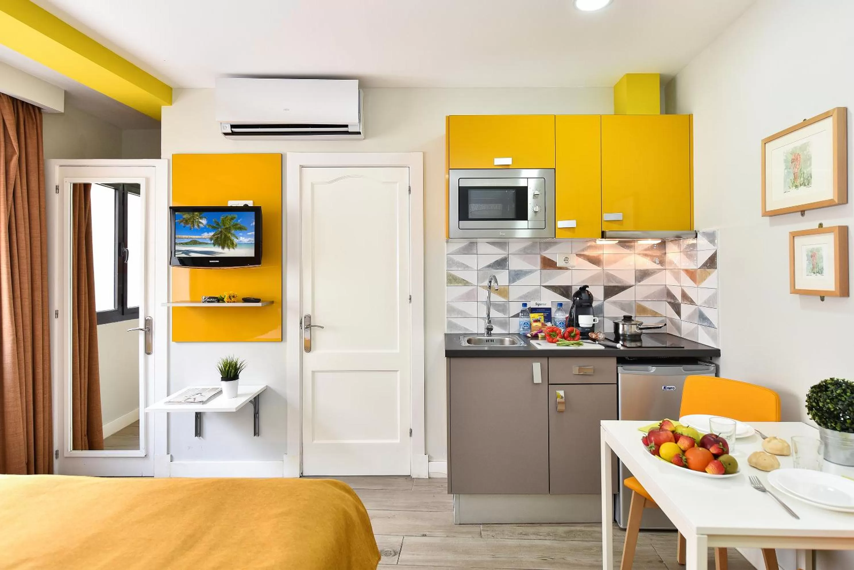 Photo of the whole room in Hotel Apartamento Bajamar