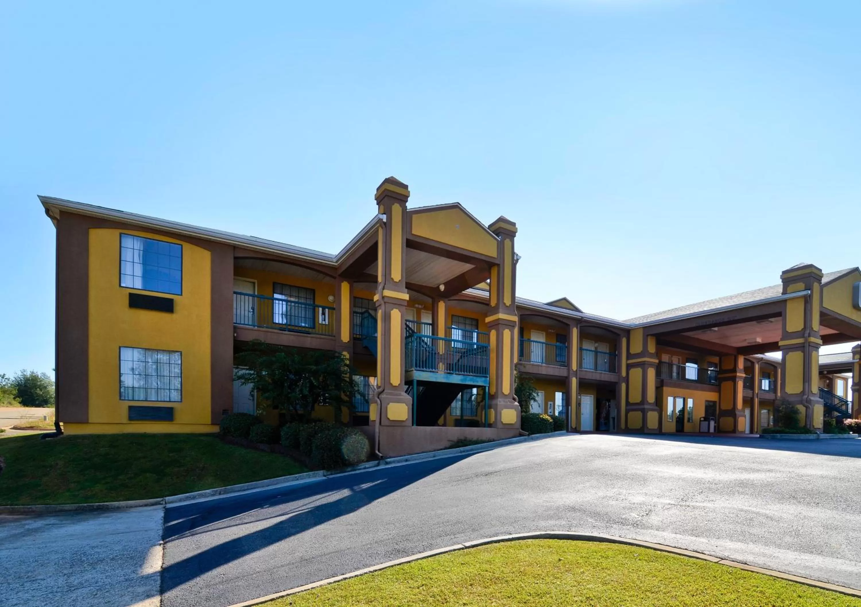 Property building in Peach State Inn & Suites