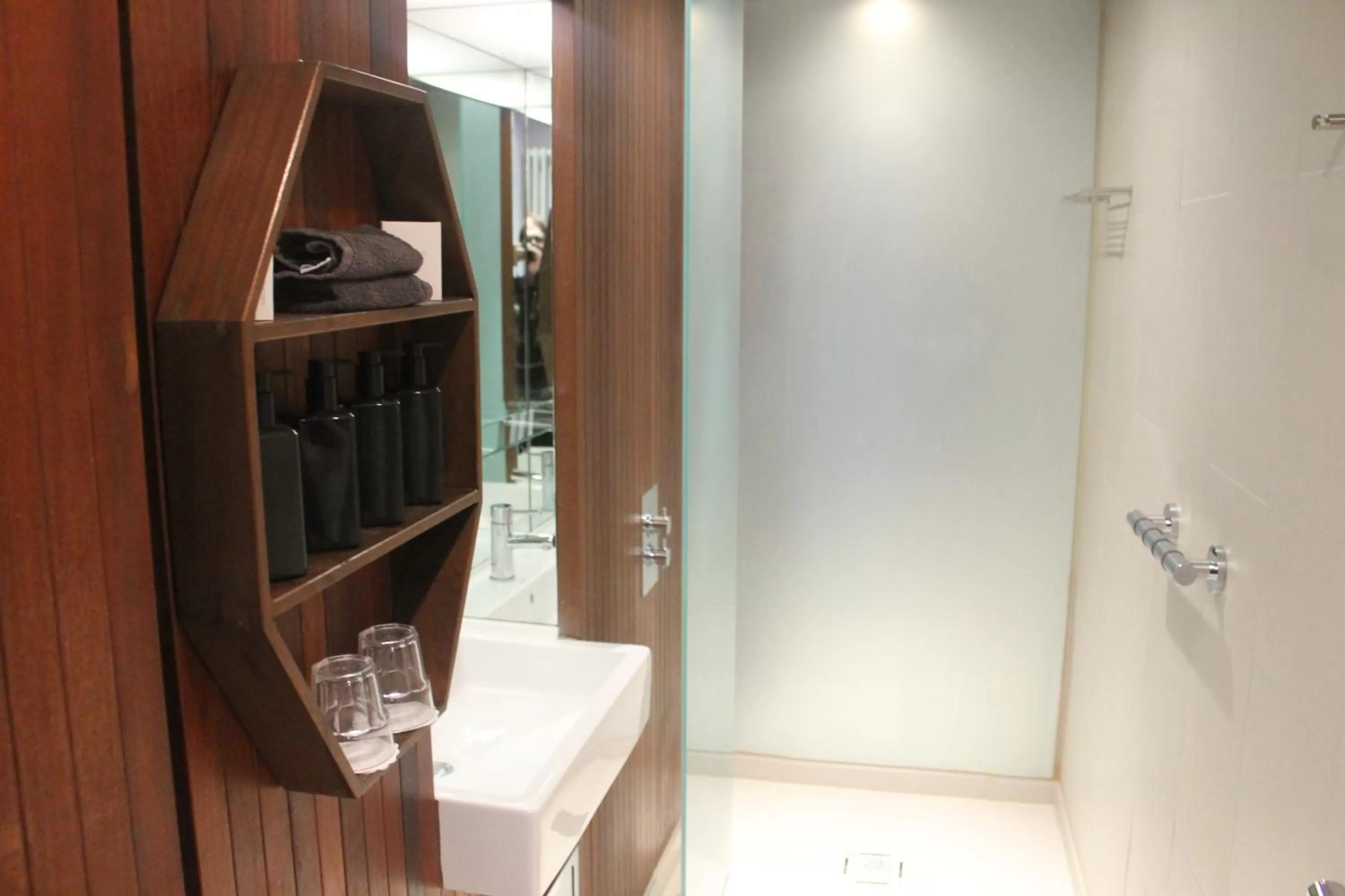 Shower in The Midland