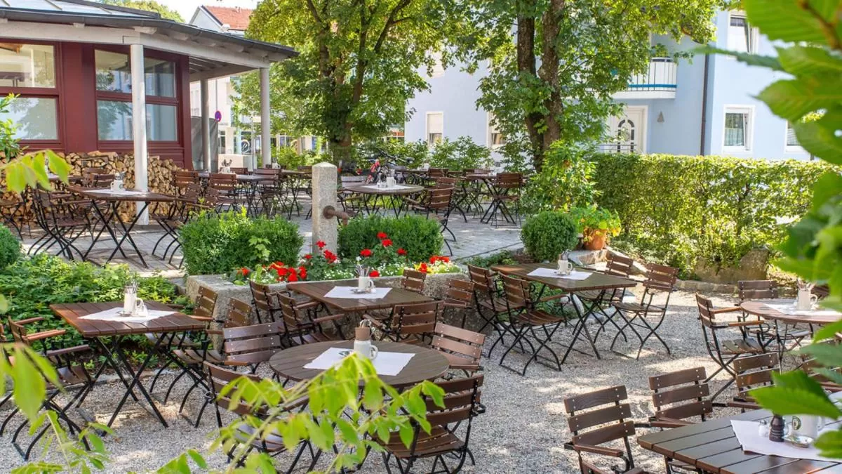 Restaurant/places to eat in Wailtl Hotel