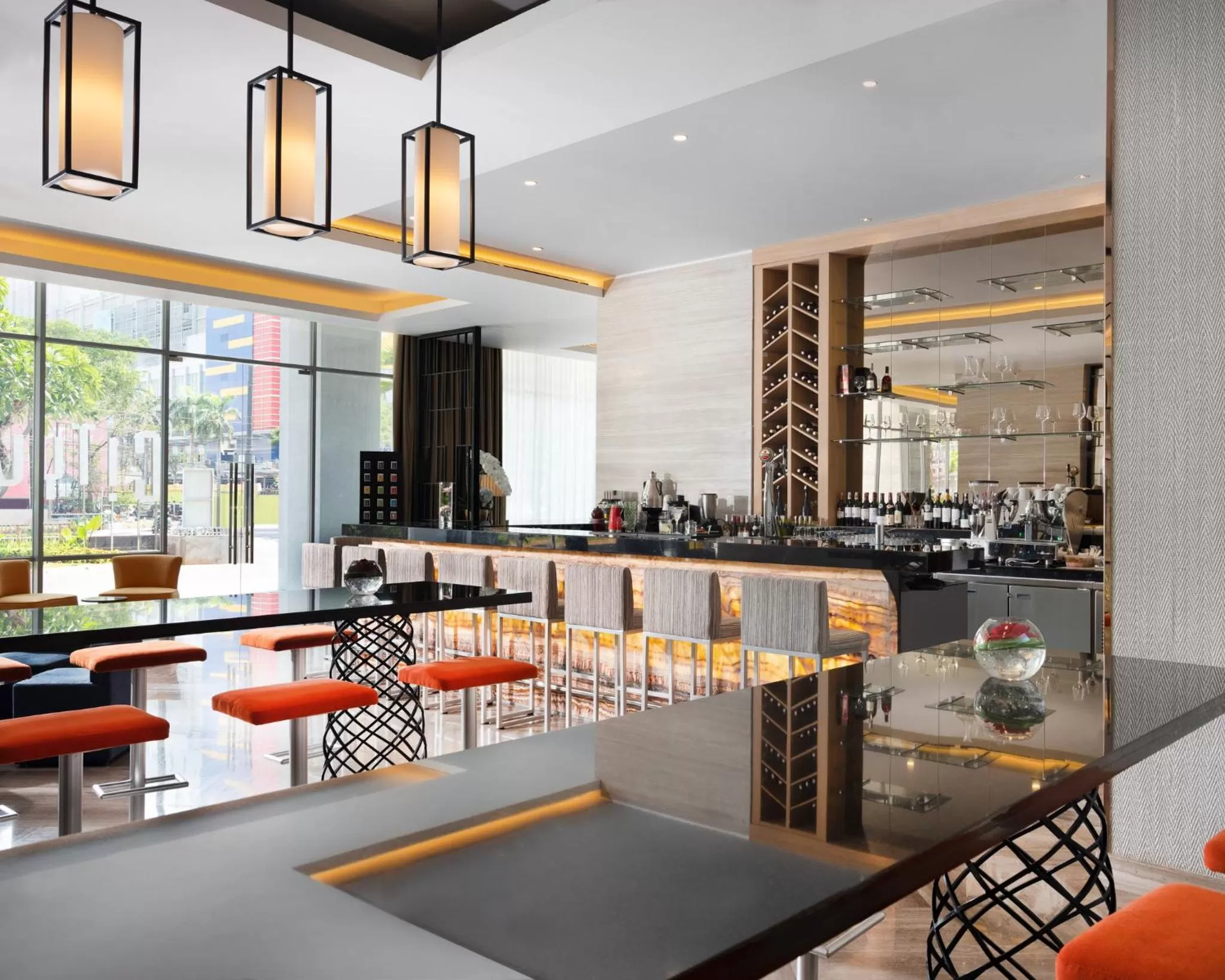 Lounge or bar in Holiday Inn & Suites Jakarta Gajah Mada by IHG