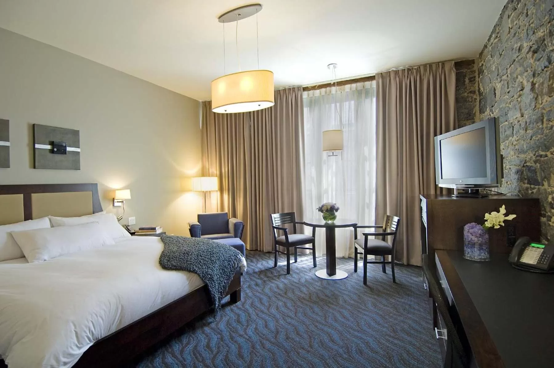 Bed in Hotel Nelligan