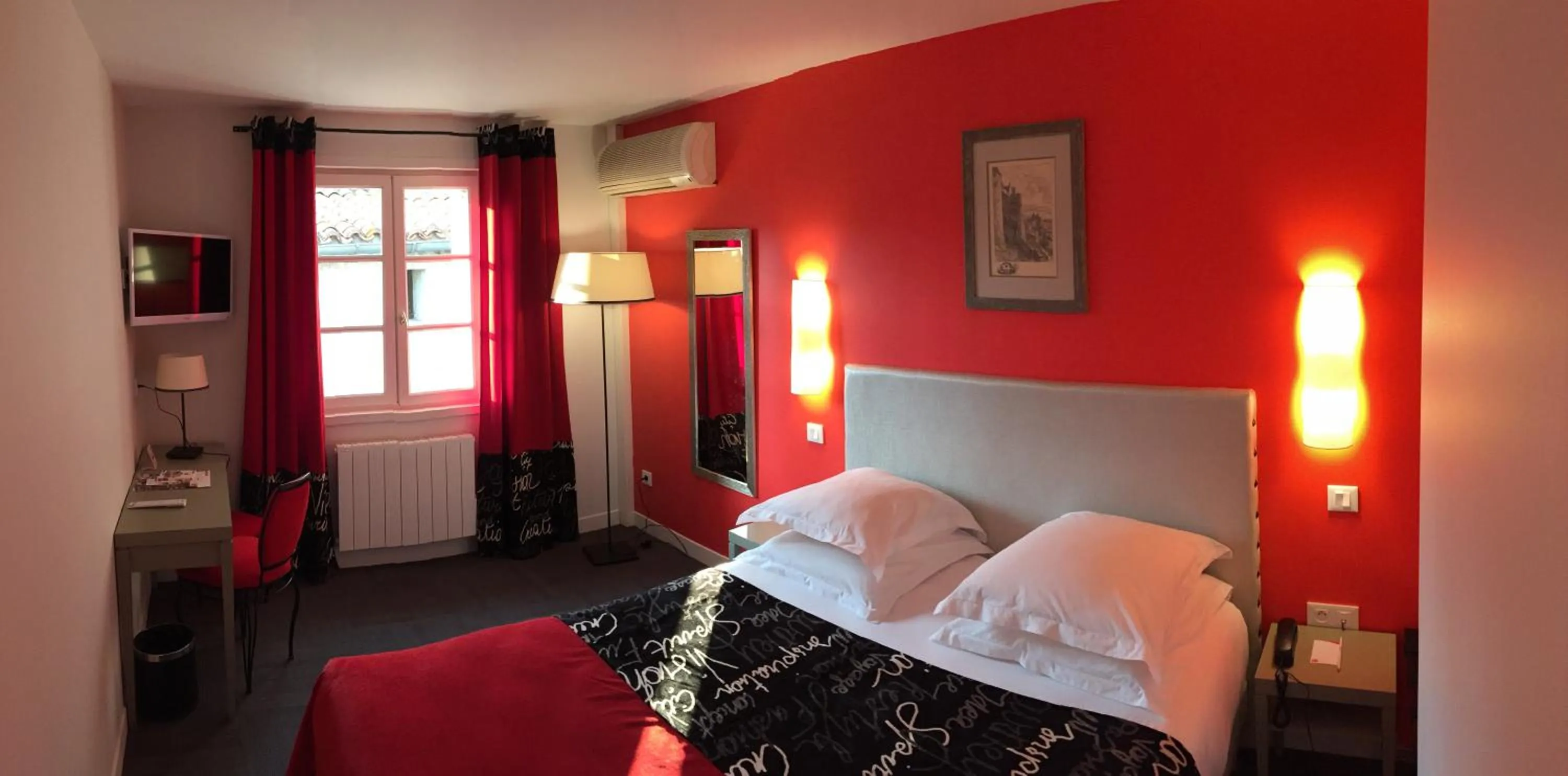 Photo of the whole room, Bed in Hotel Du Pont Vieux