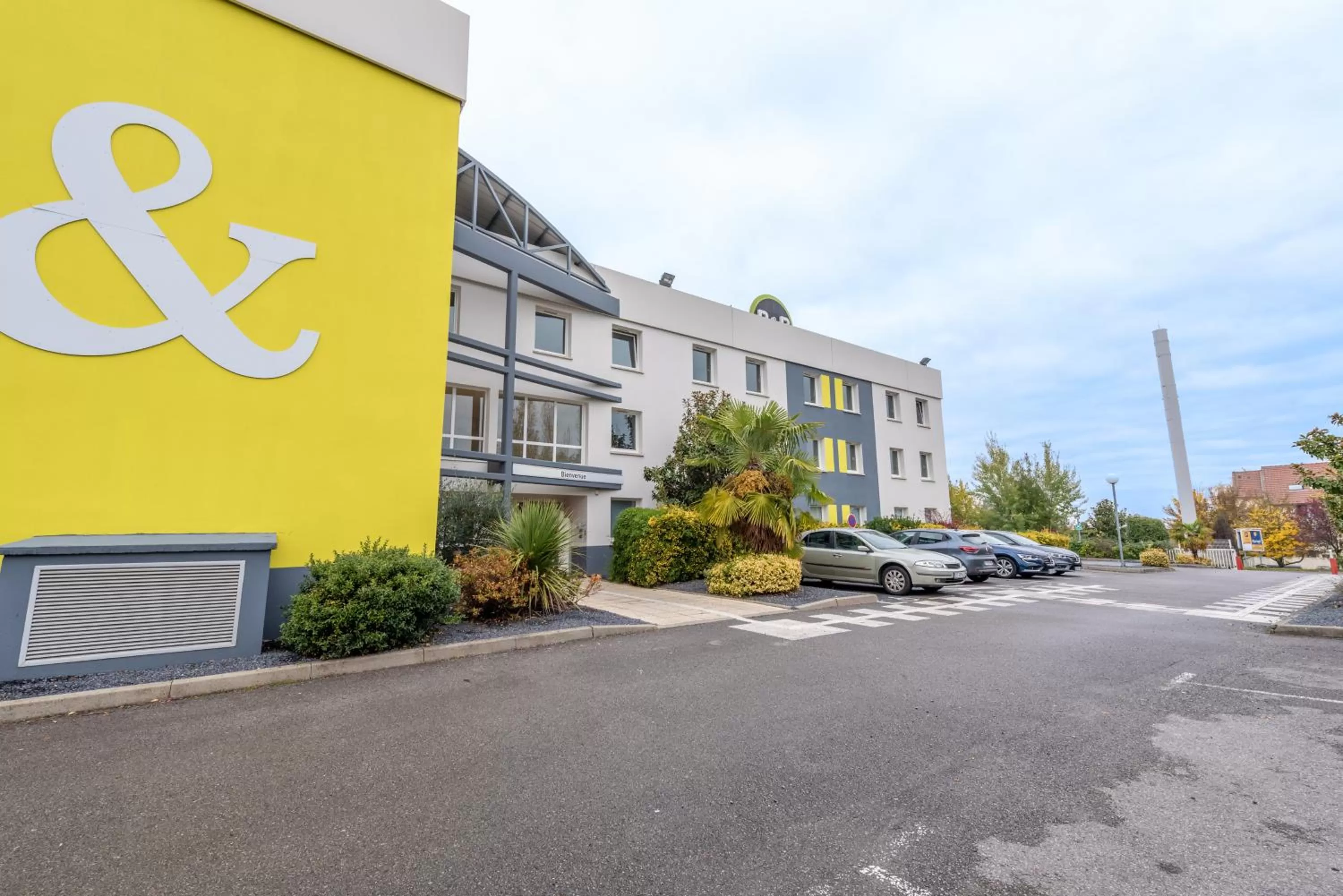 Facade/entrance in B&B HOTEL Beauvais