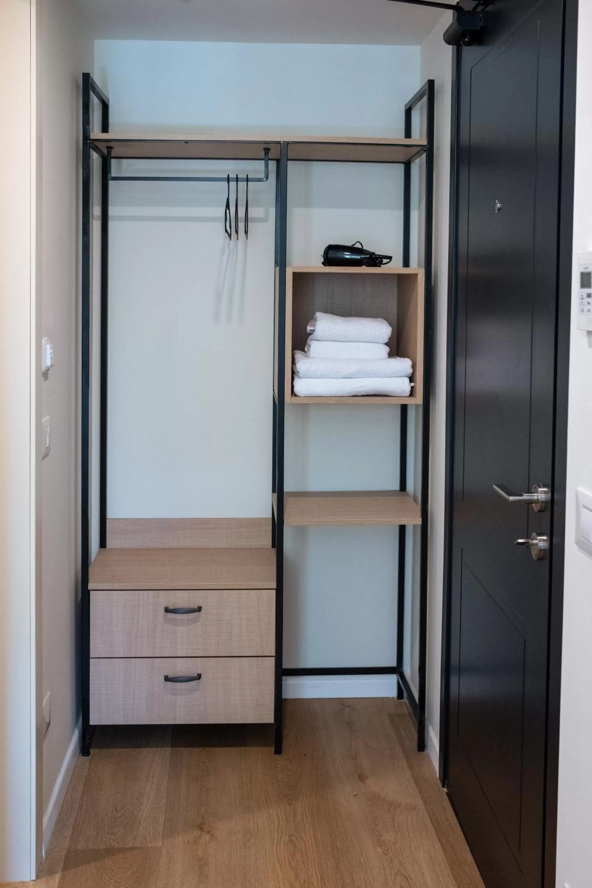 wardrobe, Bathroom in Urbanic Hotel