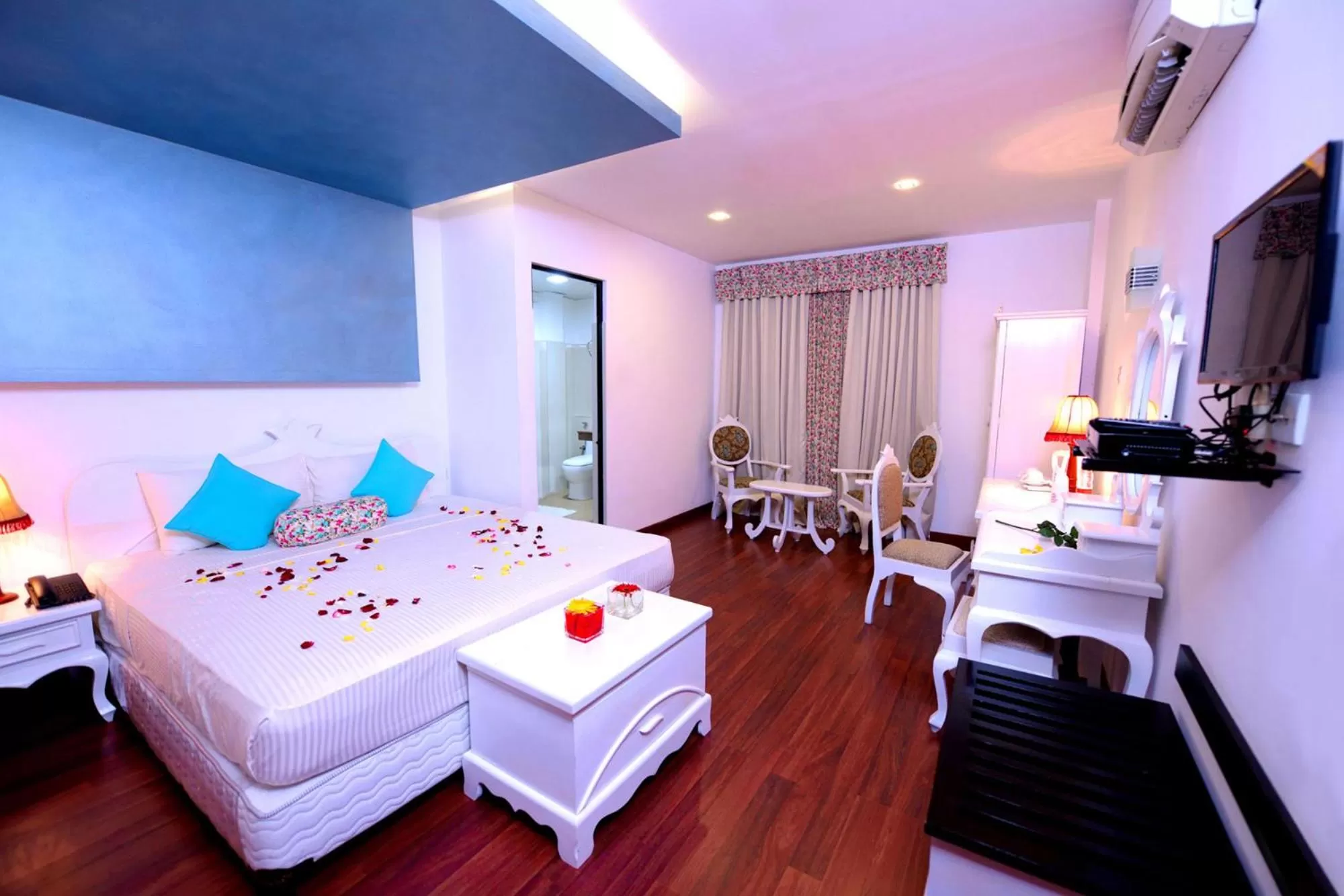 Bed in Opulent River Face Hotel