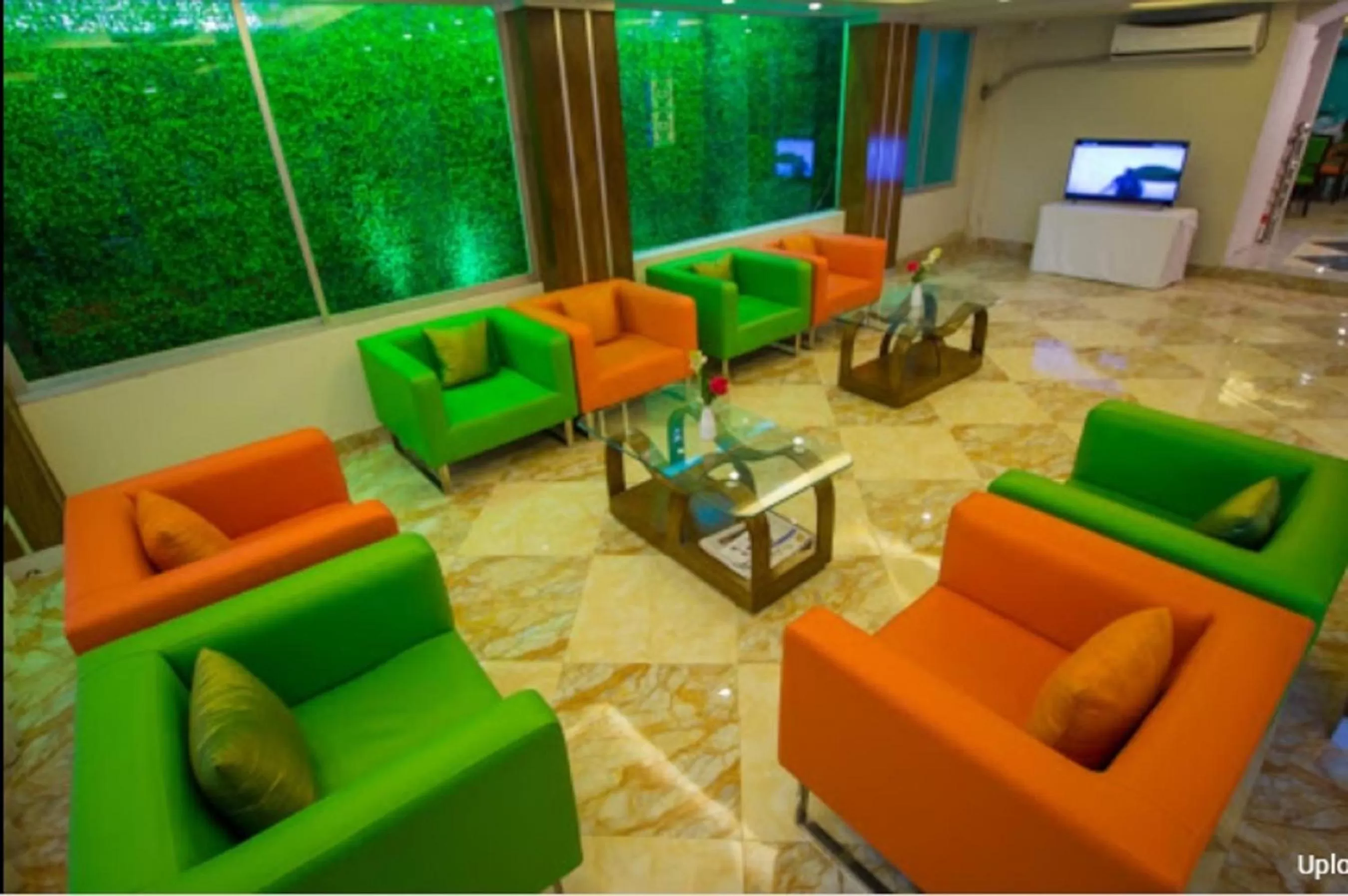 Communal lounge/ TV room in Hotel Gulshan Lake View