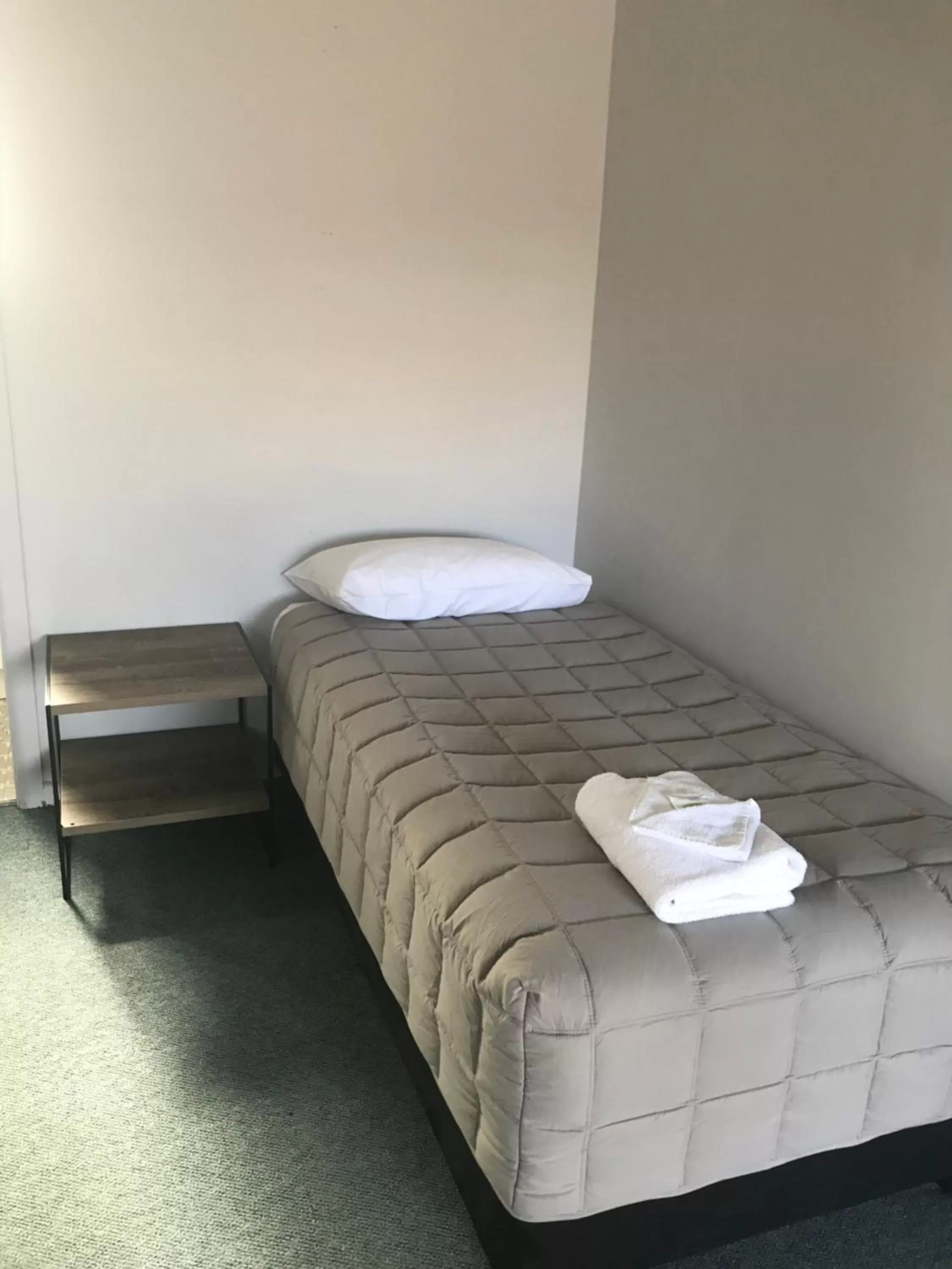 Bed in Kootingal Landview Motel