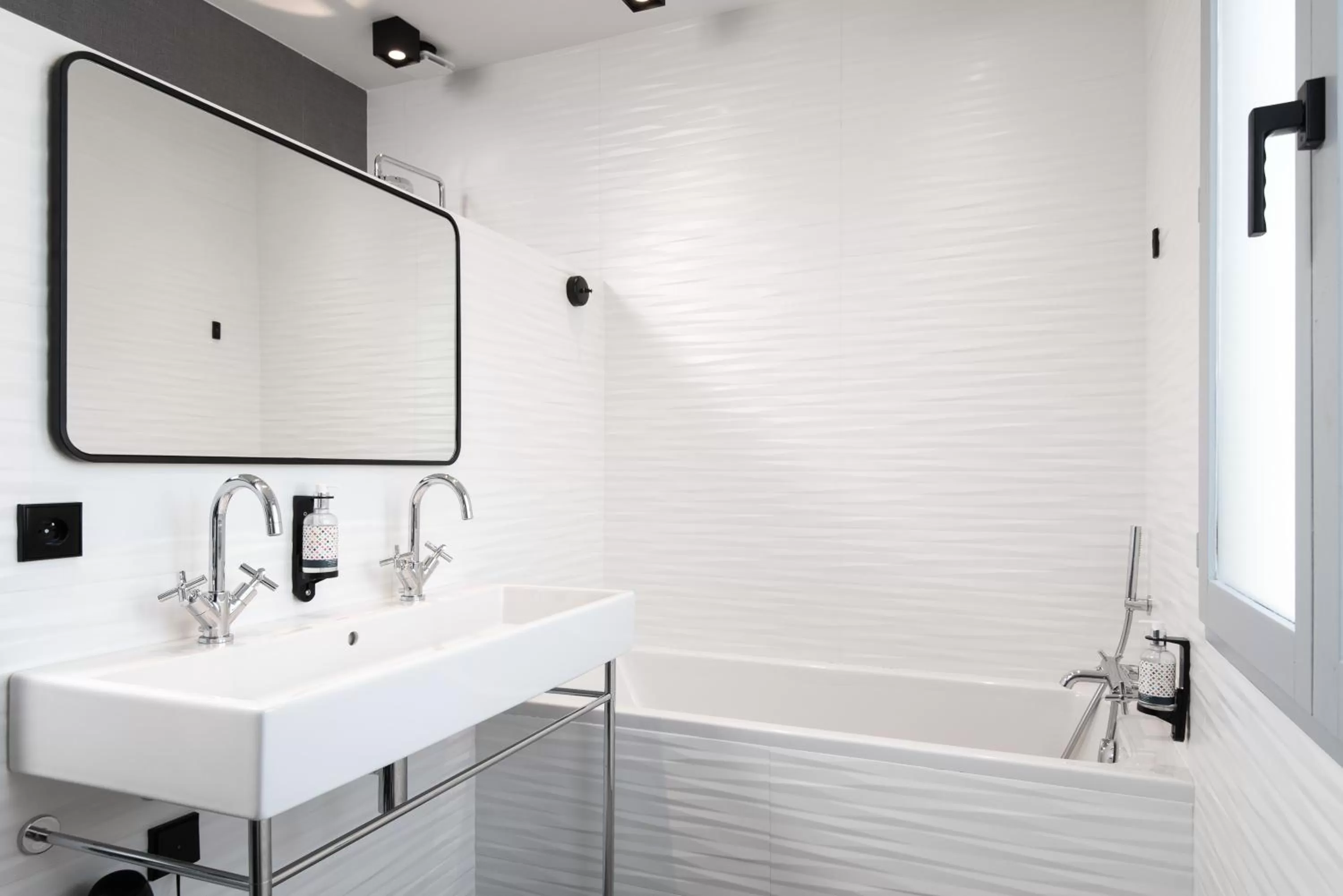 Bathroom in Hôtel Montmorency & Spa